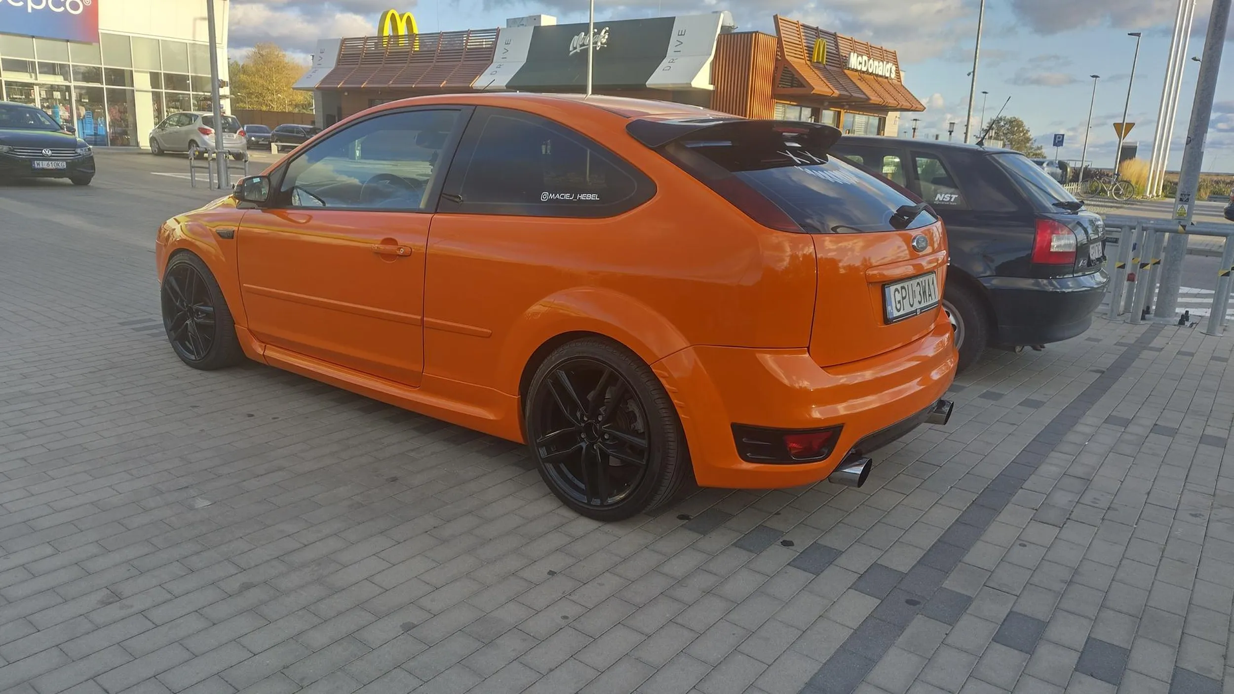 Kolor brzydki ale sama fura zadbana. Fotka z Władysławowa