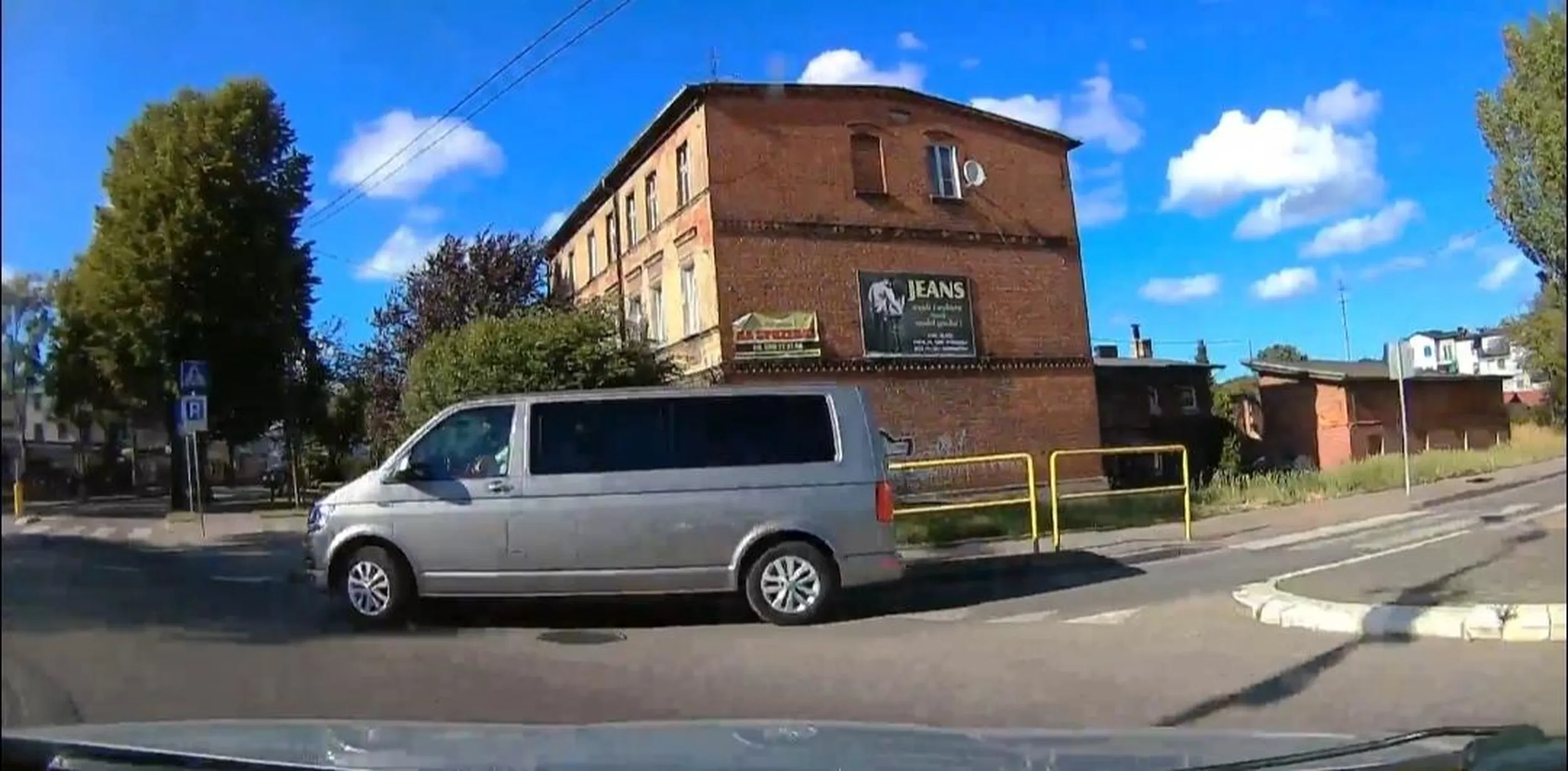 "szanowny pan" z busa wymusza pierwszeństwo na skrzyżowaniu o ruchu okrężnym po czym po usłyszeniu klaksonu hamuje do zera imbecel jeden ,nie pozdrawiam payaca