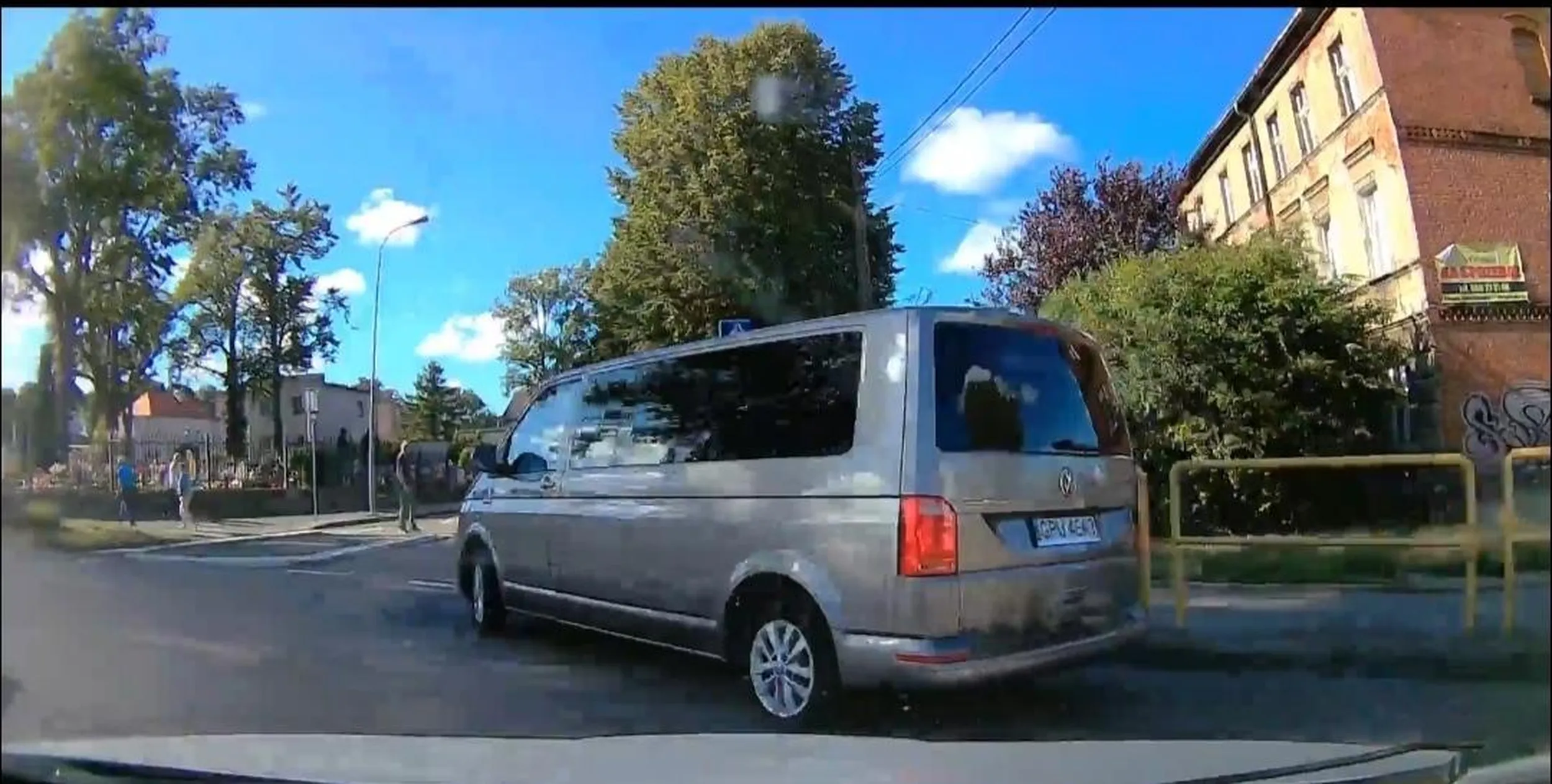 "szanowny pan" z busa wymusza pierwszeństwo na skrzyżowaniu o ruchu okrężnym po czym po usłyszeniu klaksonu hamuje do zera imbecel jeden ,nie pozdrawiam payaca