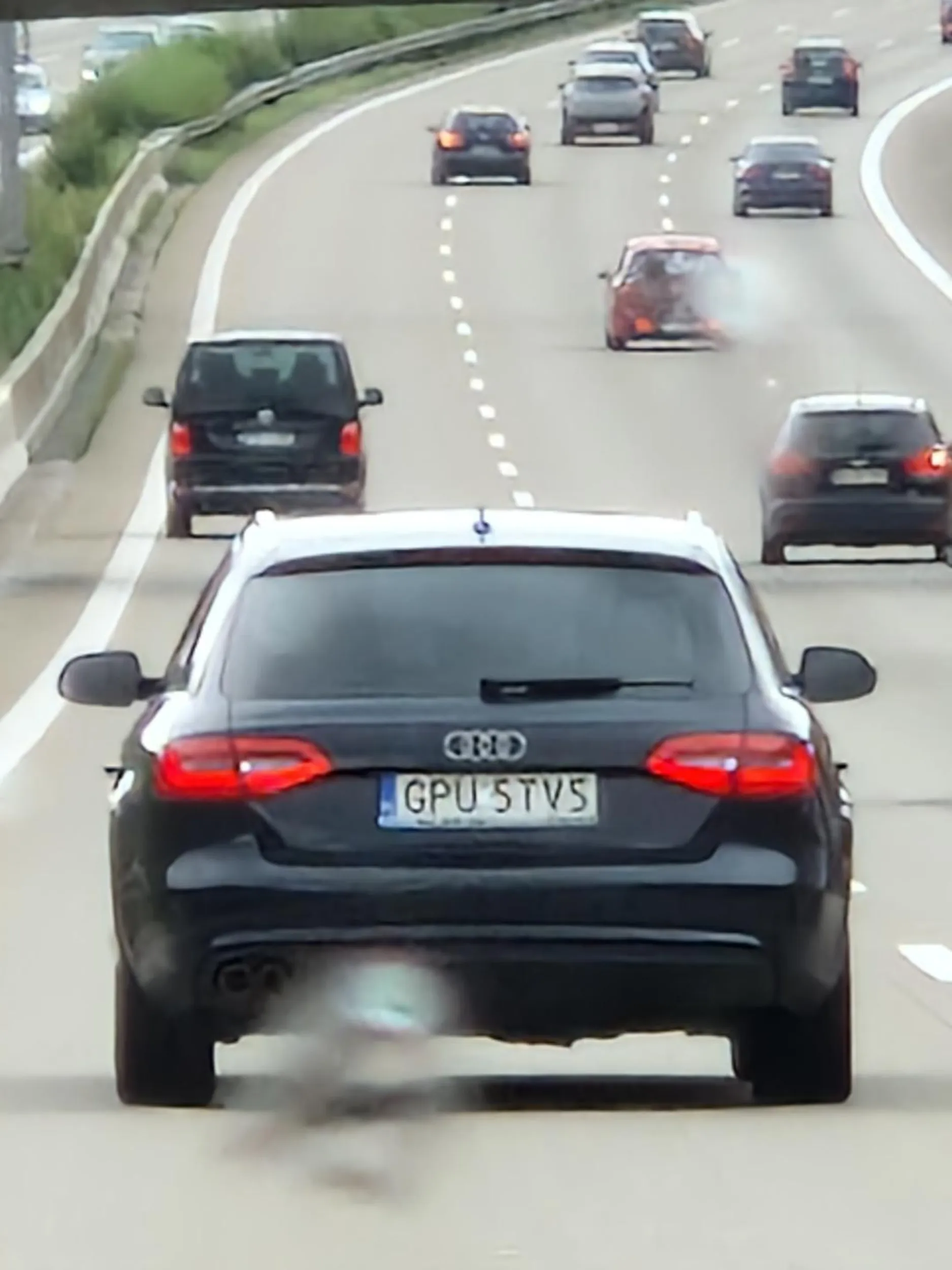 Najeżeża na zderzak pomimo braku możliwości ustąpienia mu miejsca. Mruga bezcelowo awaryjnymi. Wyprzedzanie skrajnie prawym pasem, zmiana pasa z prawego na lewy przy jednoczesnym wyprzedzaniu. Jednymi słowy bezmyślny furiat bez odrobiny wyobraźni...