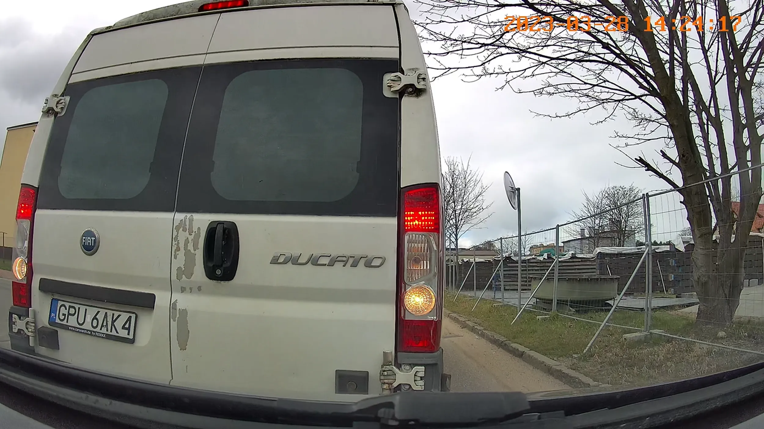 Niebezpieczny manewr cofania, całe szczęście zdążyłem wbić wsteczny było na centymetry. Trąbienie na kierowcę nie działało, pewnie nie zdaje sobie sprawy co wyczyniał. Lepiej uważać na tego kierowcę bo jest sam na jezdni a reszta niech ucieka, będzie mógł obejrzeć siebie na stopcham.