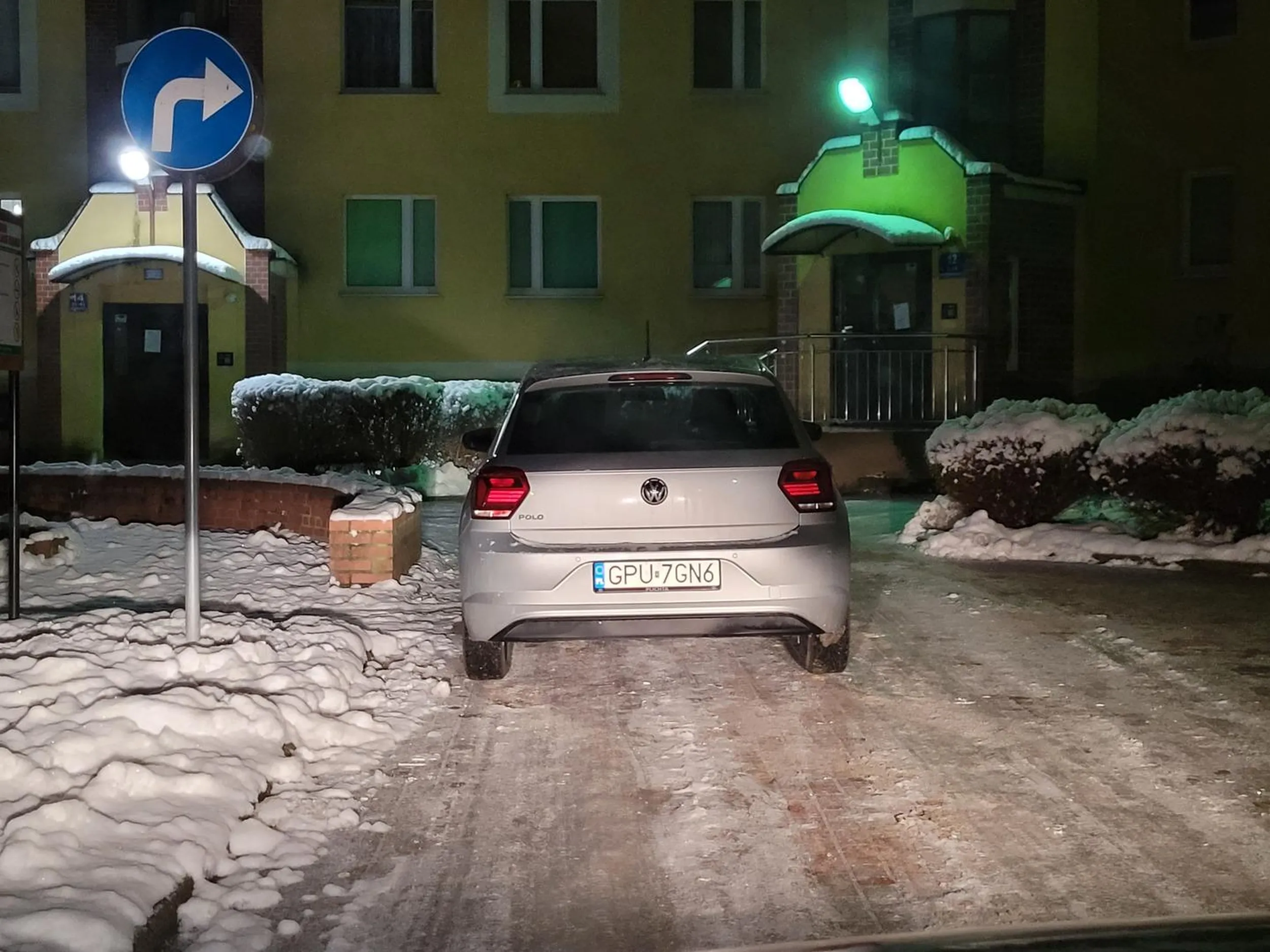 Kolejny mistrz parkowania. Szkoda tylko, że drogę osiedlową zablokował...