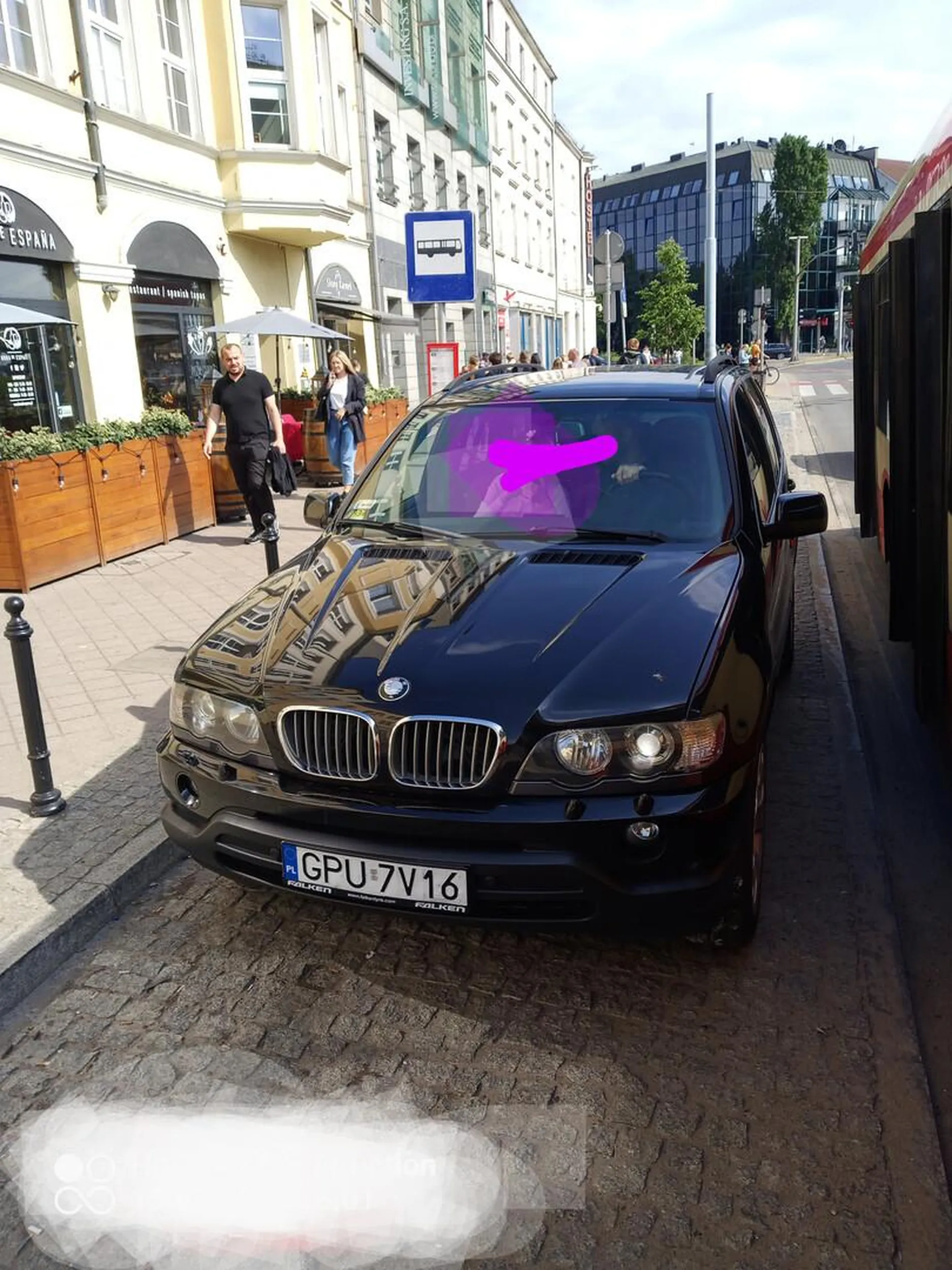 Pucki kierowca bezczelnie zaparkował sobie na przystanku autobusowym w sercu Gdańska