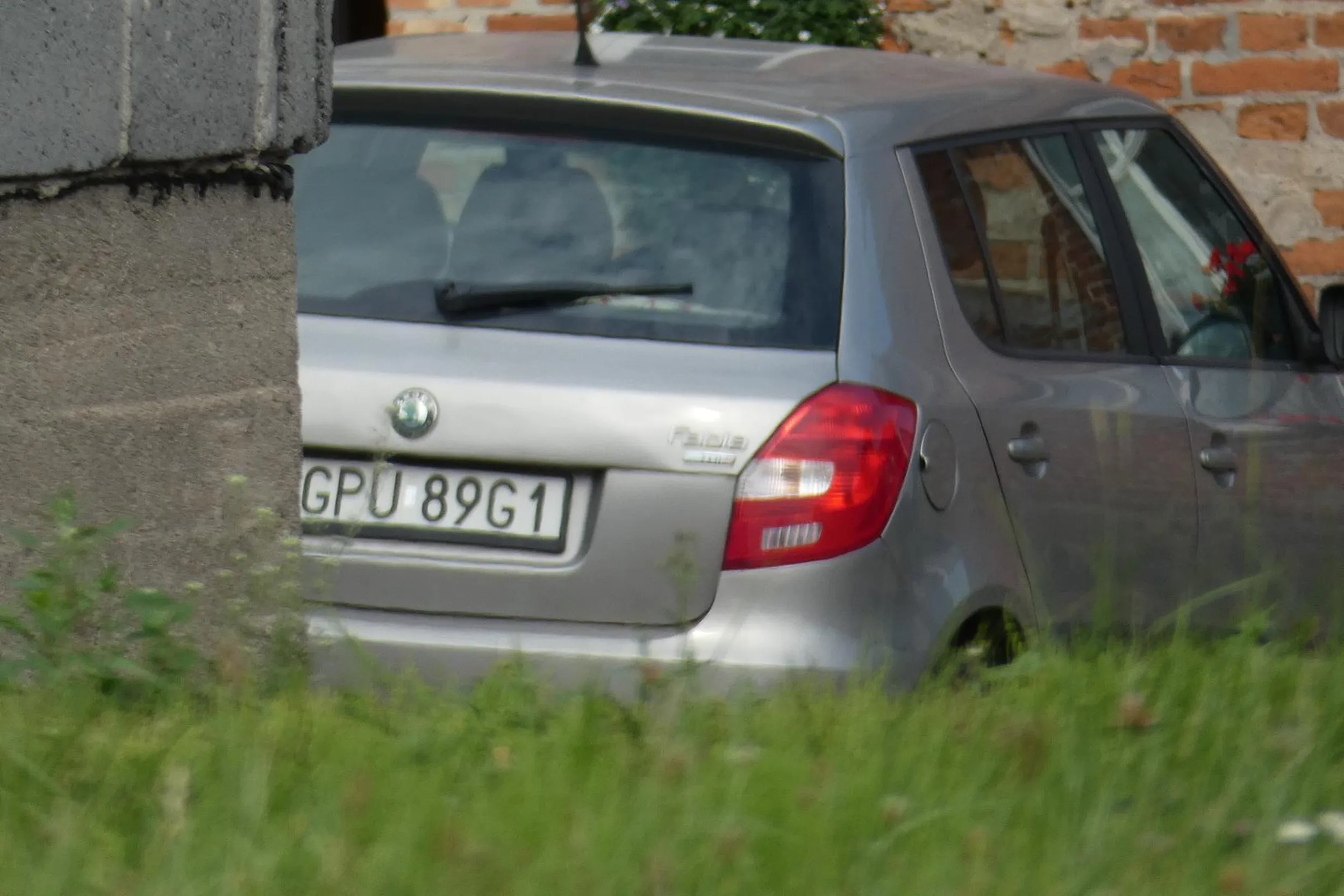 Pani w podeszłym wieku ma problemy z trafieniem  w asfalt noe mówiąc o parkowaniu w pewnym wieku powinno się odłożyć lejce na półkę radzę na tą osobę uważać na drodze .