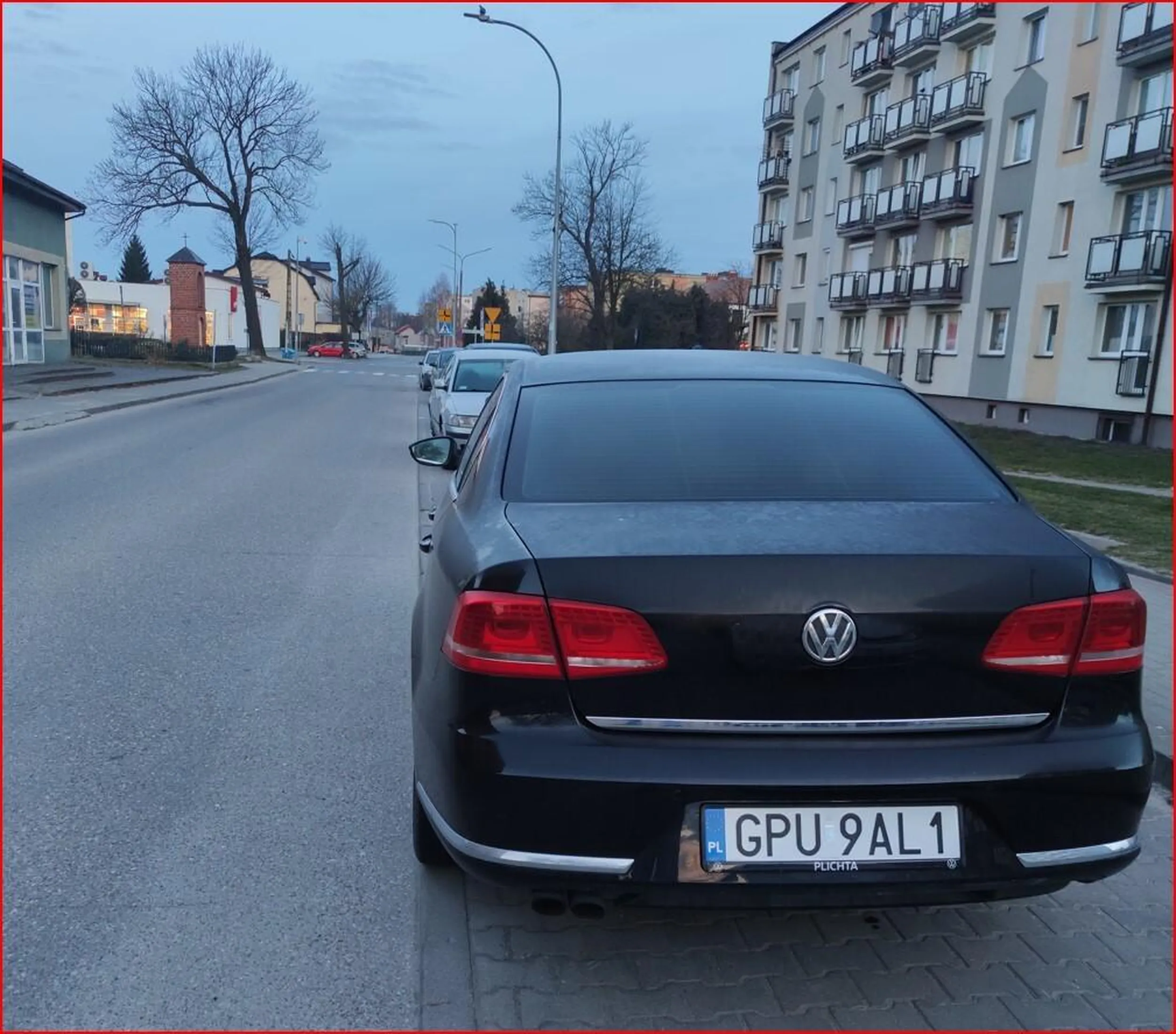 Blond paniusia, która nie włącza kierunkowskazów, i dzięki automatowi pewnie nie potrafi biegów zmieniać, co widać po stylu parkowania, współczucia dla okolicznych mieszkańców którzy maja z tego tytułu problemy z parkowaniem, auto stawia krzywo albo jak widać ....