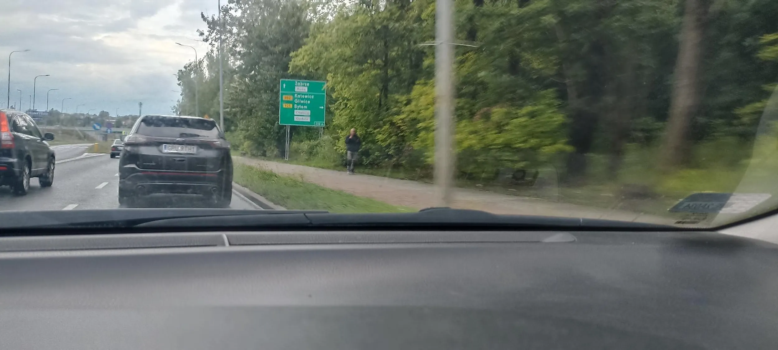 Imbecyl który nie potrafi jeździć dając kierunkowskaz w lewo skręca w prawo .... uważać