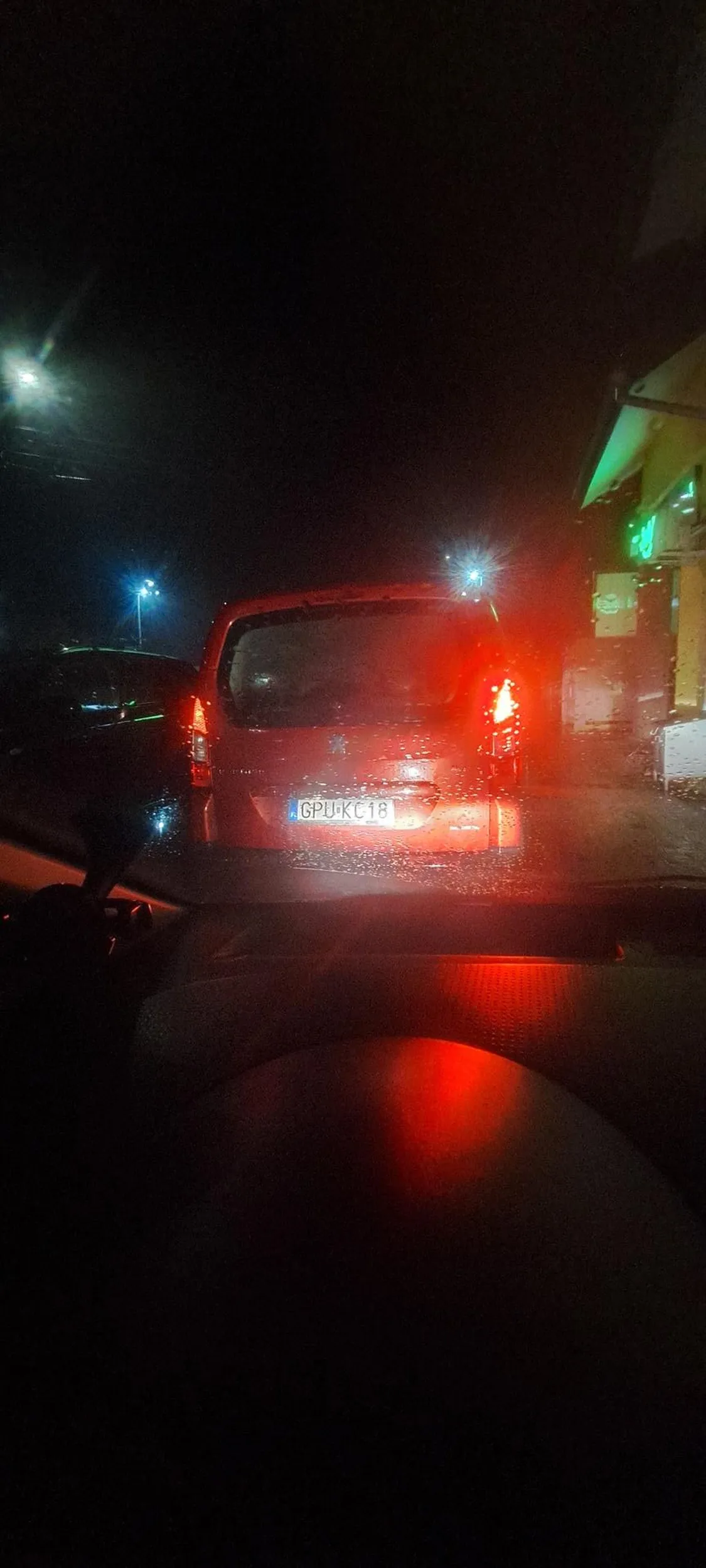 Kolego nie jesteś sam, następnym razem zostaw trochę miejsca na przejazd zamiast stawać w samych drzwiach sklepu i tym samym blokując przejazd, twojej księżniczce się nic nie stanie jak 3 krople deszczu na nią spadną wychodząc z zakupami.