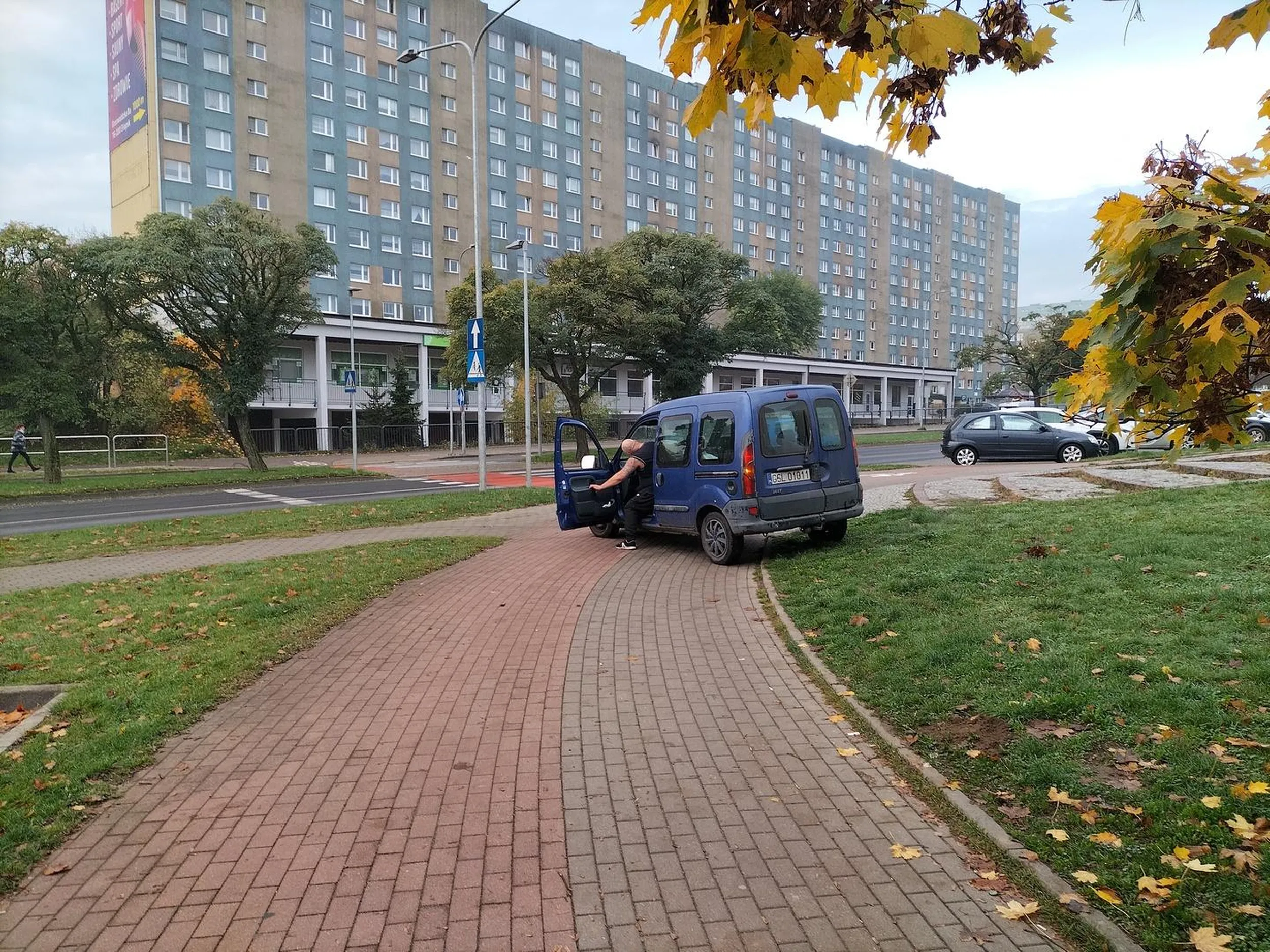 Inwalida który może jeździć wszędzie i szybko biega za ludźmi którzy zwracają mu uwagę.