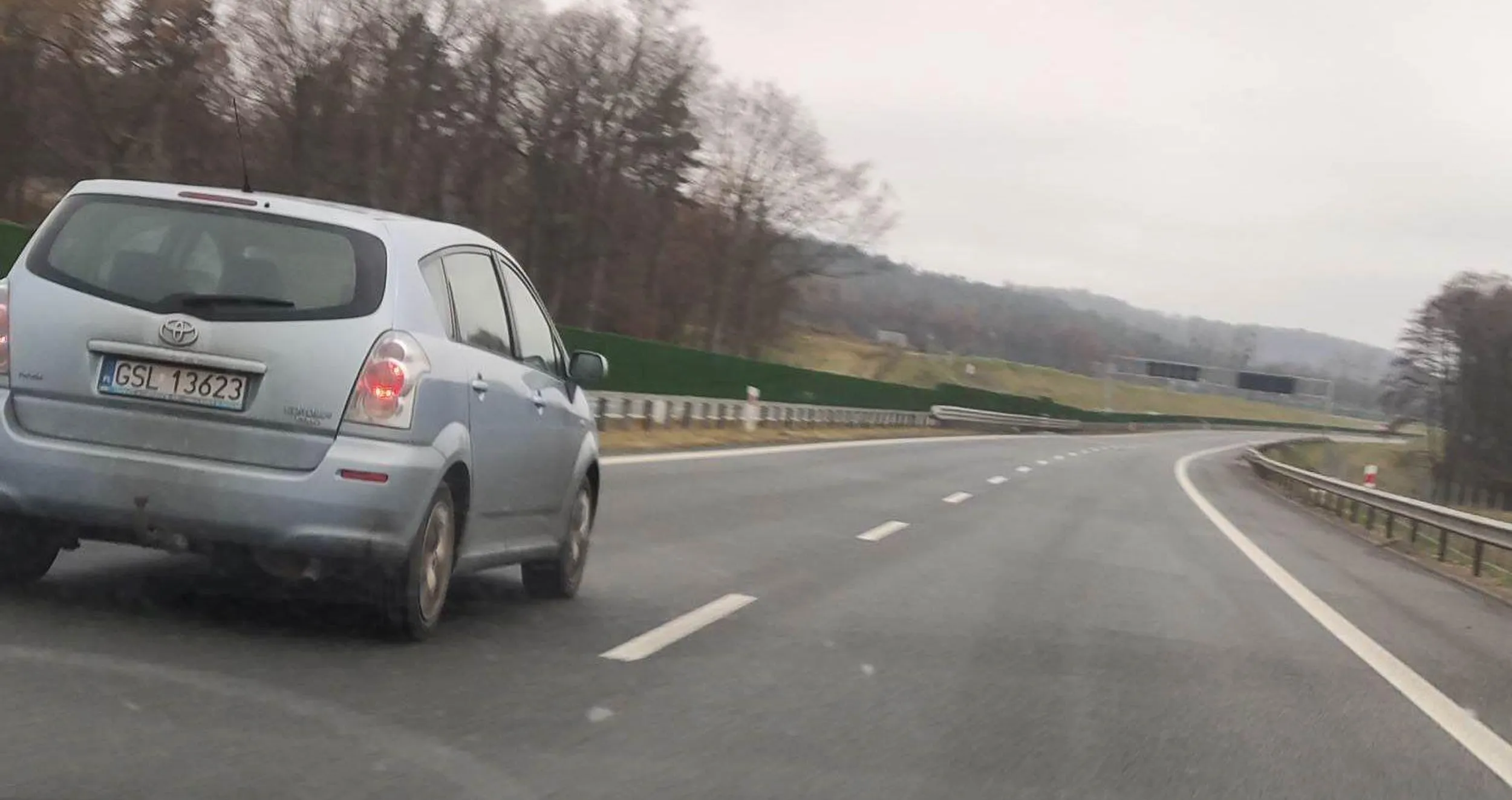 Dokąd się tak śpieszymy? . Po ekspresówce S6 powinniśmy jeździć do 120kmh a nie jak niemiecką autostradą.