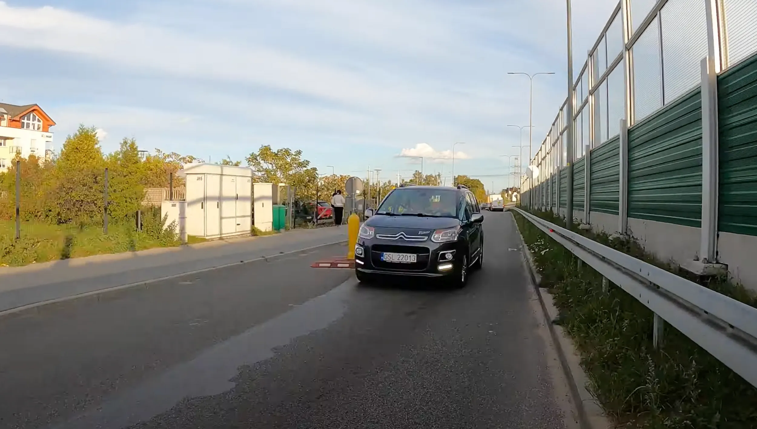 Objeżdża szykany i wymusza pierwszeństwo jadąc na czołówkę.