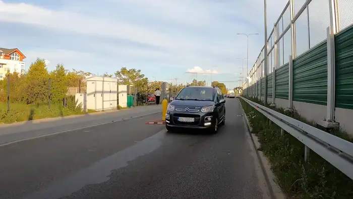 Objeżdża szykany i wymusza pierwszeństwo jadąc na czołówkę.