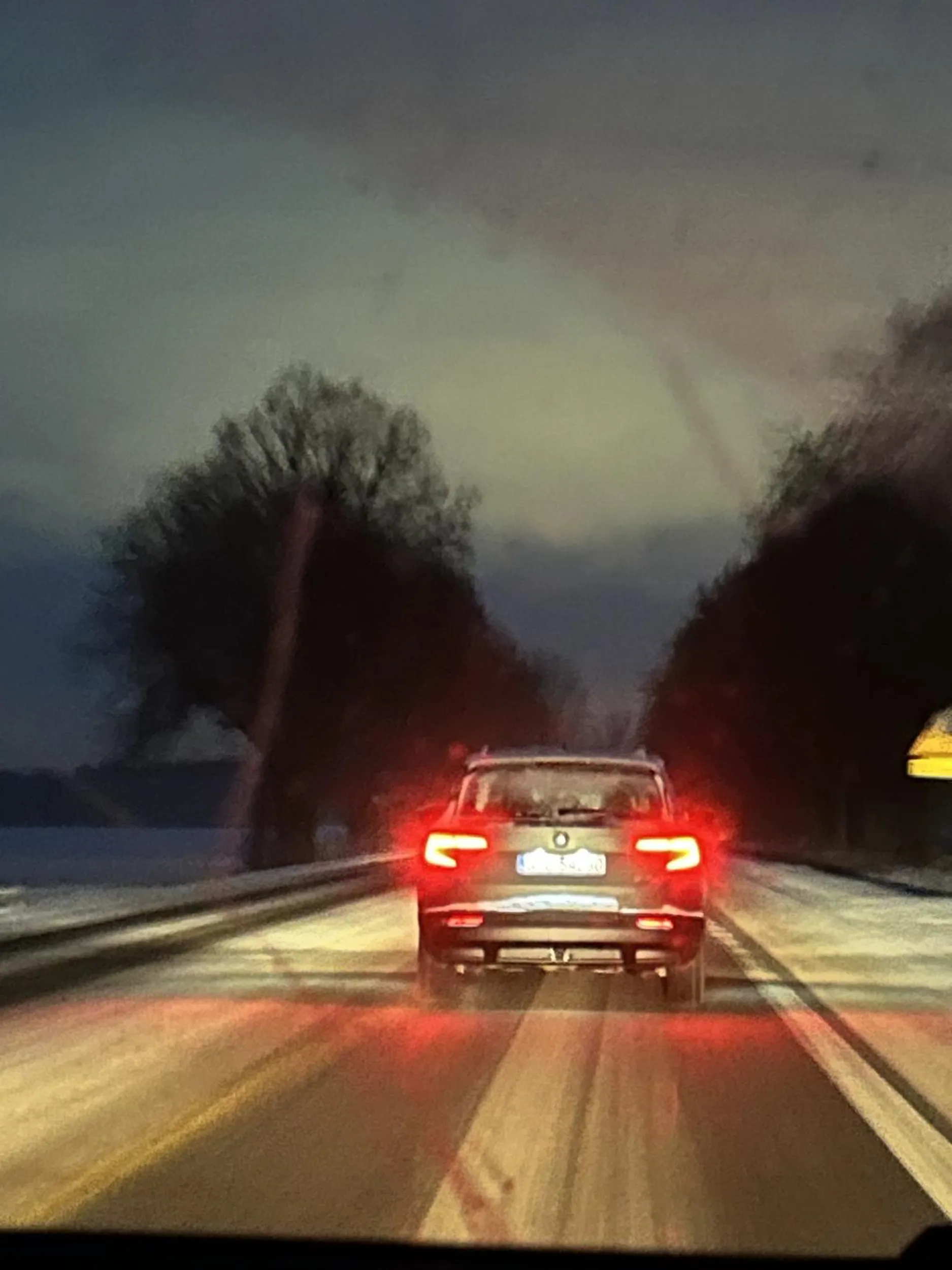 Kierowca wjechał na drogę krajową z zaśnieżonymi szybami i zaczał wtedy je odśnieżać.Jechał 40km/h przez 15 minut i torował drogę co stwarzało zagrozenie dla innych.