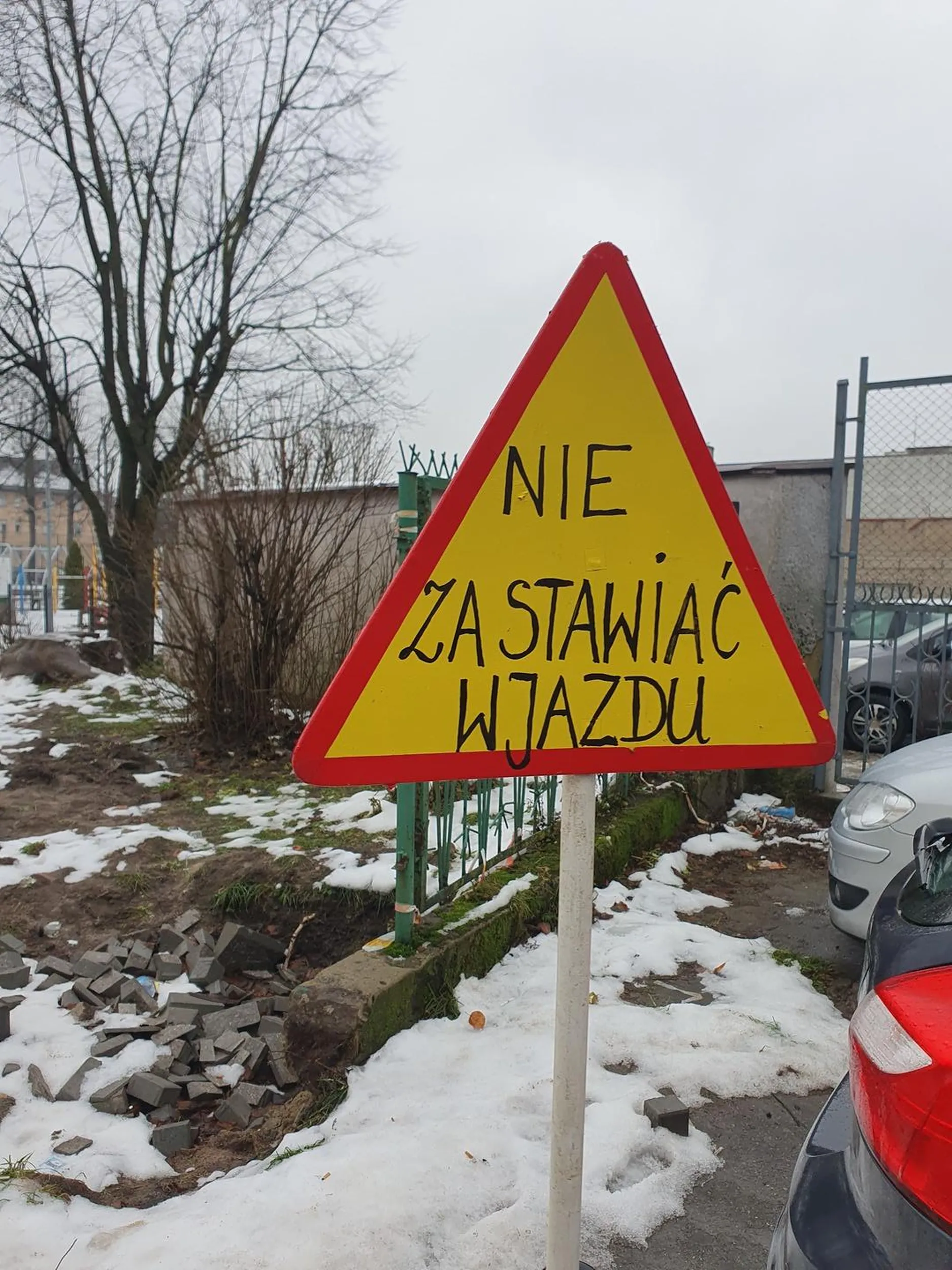 Auto zablokowało wjazd do SP6, był znak nie zastawiać wjazdu, jednak właściciel na długi czas noe pojawił się w aucie!