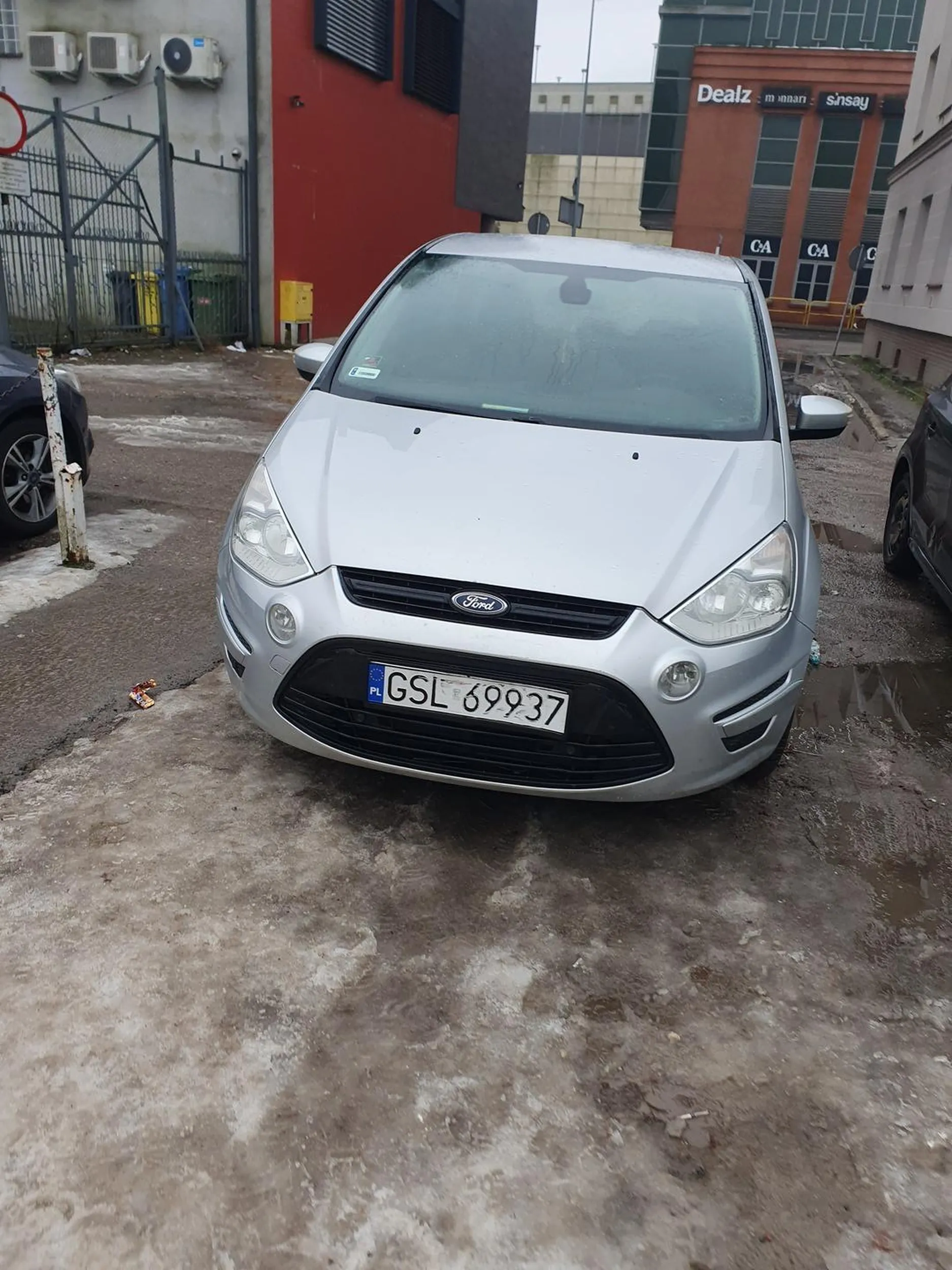 Auto zablokowało wjazd do SP6, był znak nie zastawiać wjazdu, jednak właściciel na długi czas noe pojawił się w aucie!