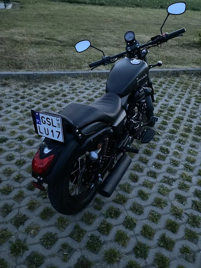 Kierowca na czarnym motorze, nie używa kierunkowskazów, jedzie na czołówkę, parkuje na miejscach dla niepełnosprawnych i nie stosuje się do znaków drogowych.