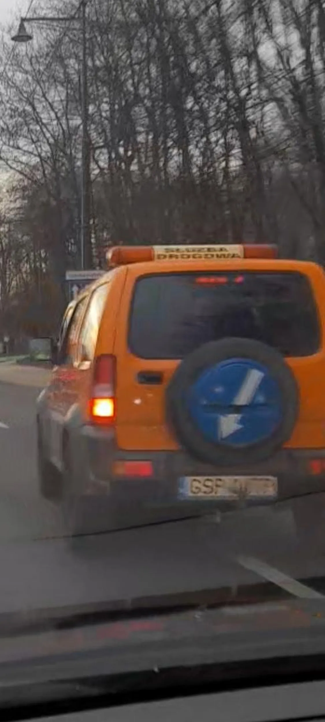 Zajeżdża drogę tylko po to zeby za parę metrów znowu wrucic  na prawy pas