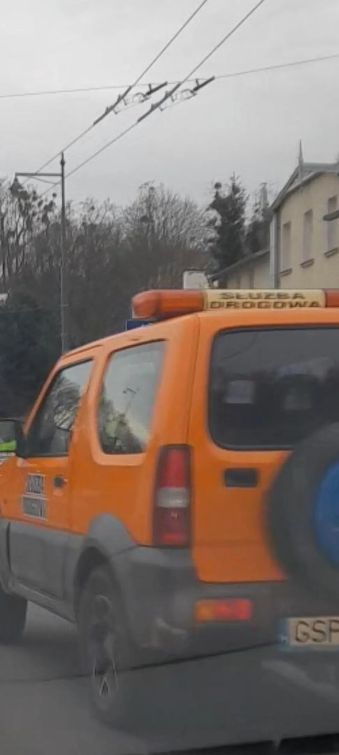 Zajeżdża drogę tylko po to zeby za parę metrów znowu wrucic  na prawy pas