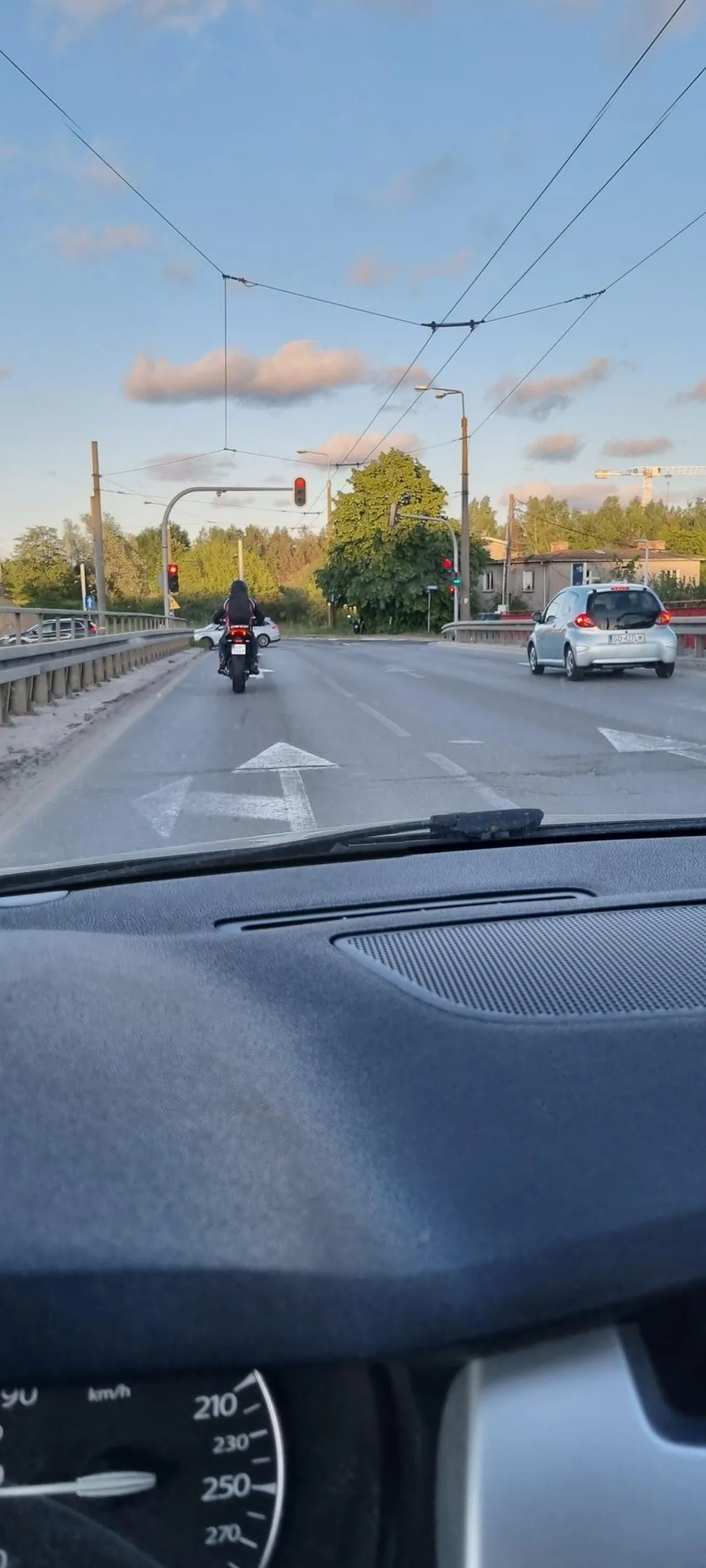 Ćwok na motocyklu, przeciska się przez samochody, uderza w lusterko,  zarysowuje je, po czym ucieka. Wszystko na kamerce, sprawa na policji