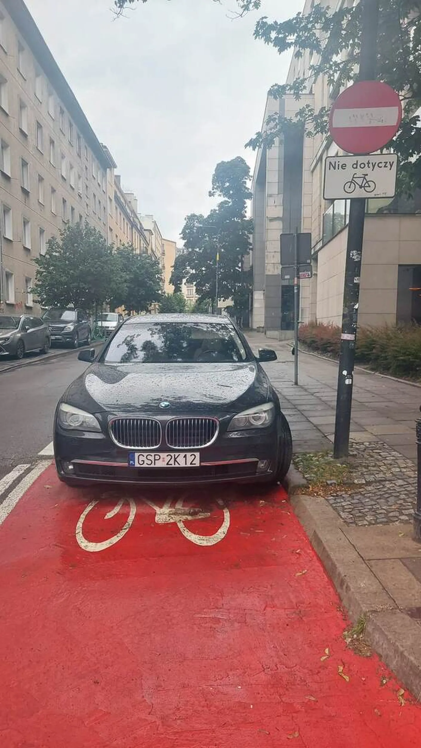 Co za bezczelna łajza. Na samochód było, na mózg zabrakło.