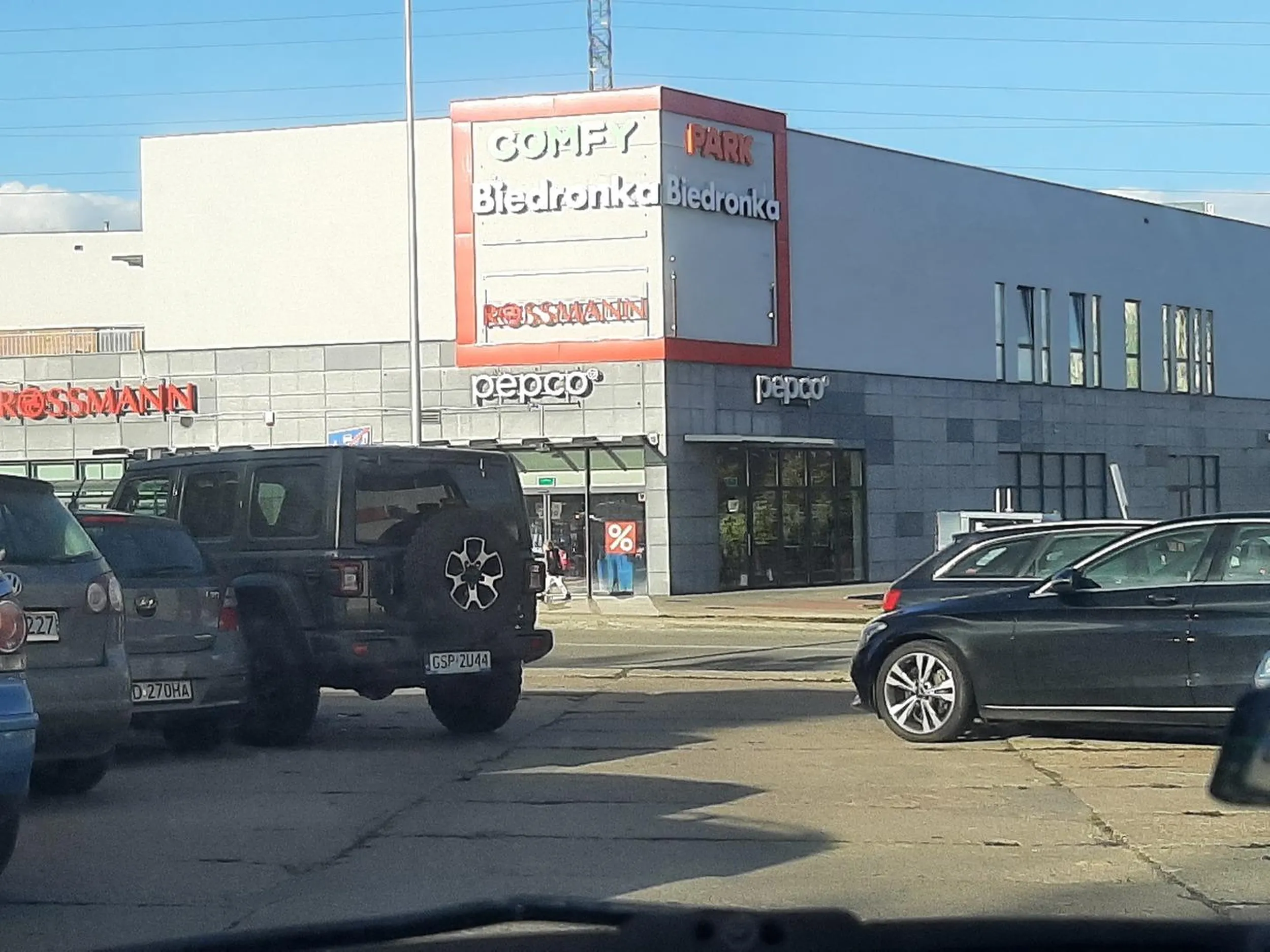 Im większe auto, tym chyba mniej rozumu. Auto blokuje przejazd, auta musiały jechać pod prad aby móc wyjechać z PARKINGU bo zablokował przejazd. Nie miesci sie nawet skoda Fabia. Nie polecam egoisty