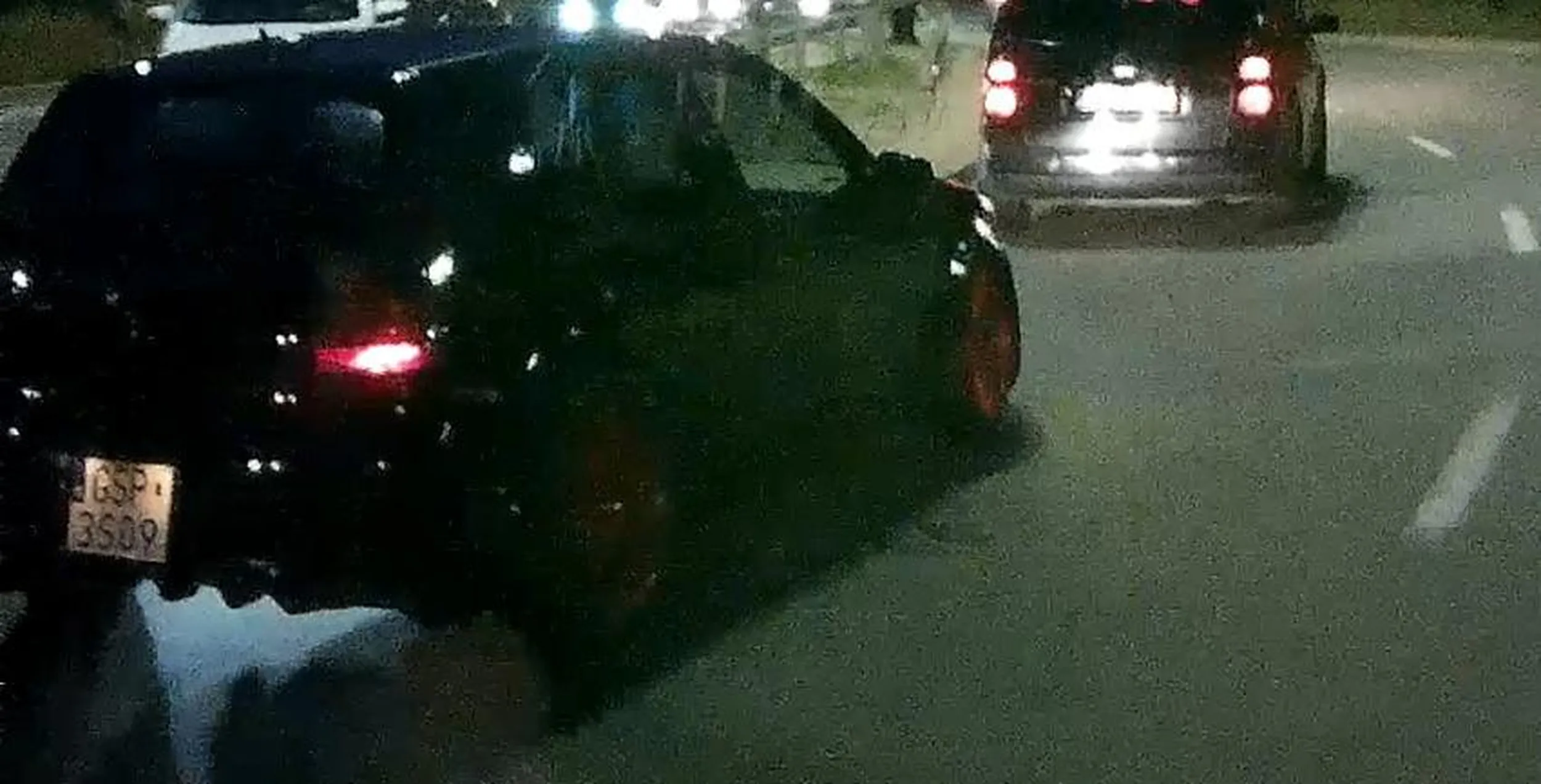 Uwaga, ten rączy młodzieniec jeździ tym samochodem na tuningowych oponach i a niesprawnym układem wydechowym, najwyraźniej nie posiada też ubezpieczenia OC, widziany przy skwerze Kościuszki w Gdyni gdzie zaczepiał innych kierowców.