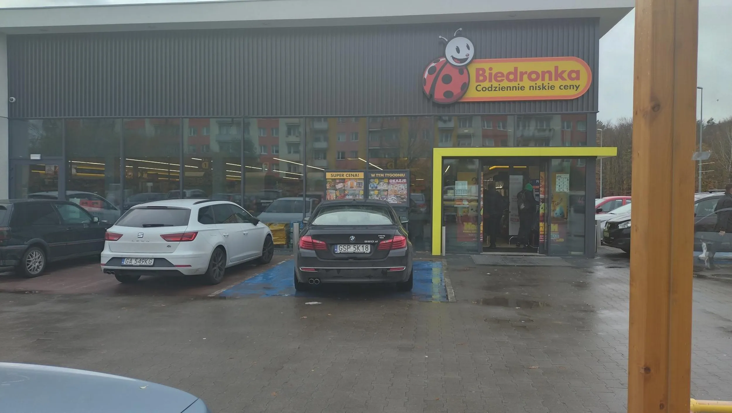 A tutaj pan zaparkował na miejscu dla osób z niepełnosprawnościami. Bo blisko do biedry