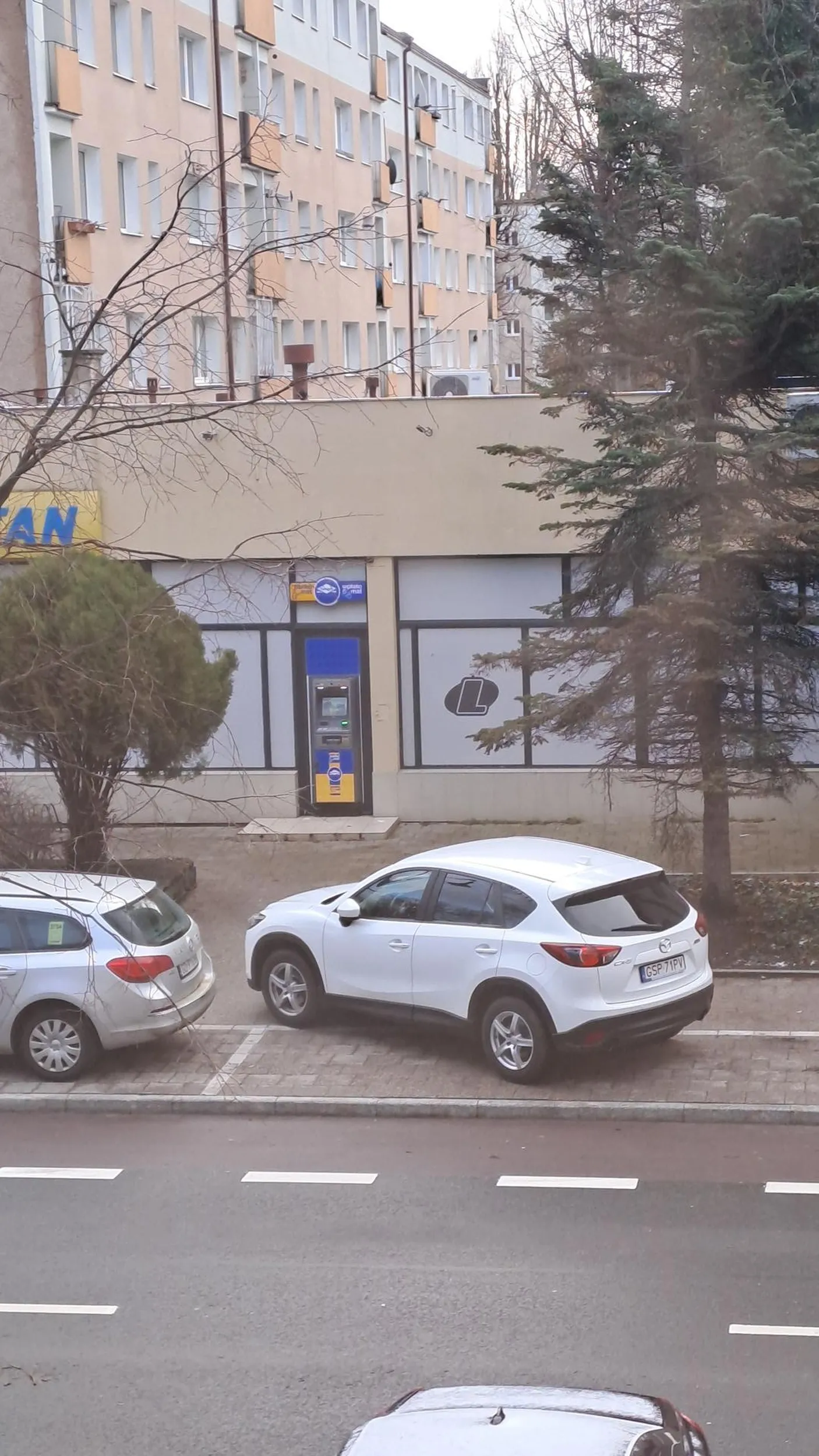 Nie pozdrawiam pani, która tarasuje autem caly chodnik, tak, że piesi nie mogą po nim przejść, nie mówiąc już o osobach poruszających się na wózkach lub z małymi dziećmi.