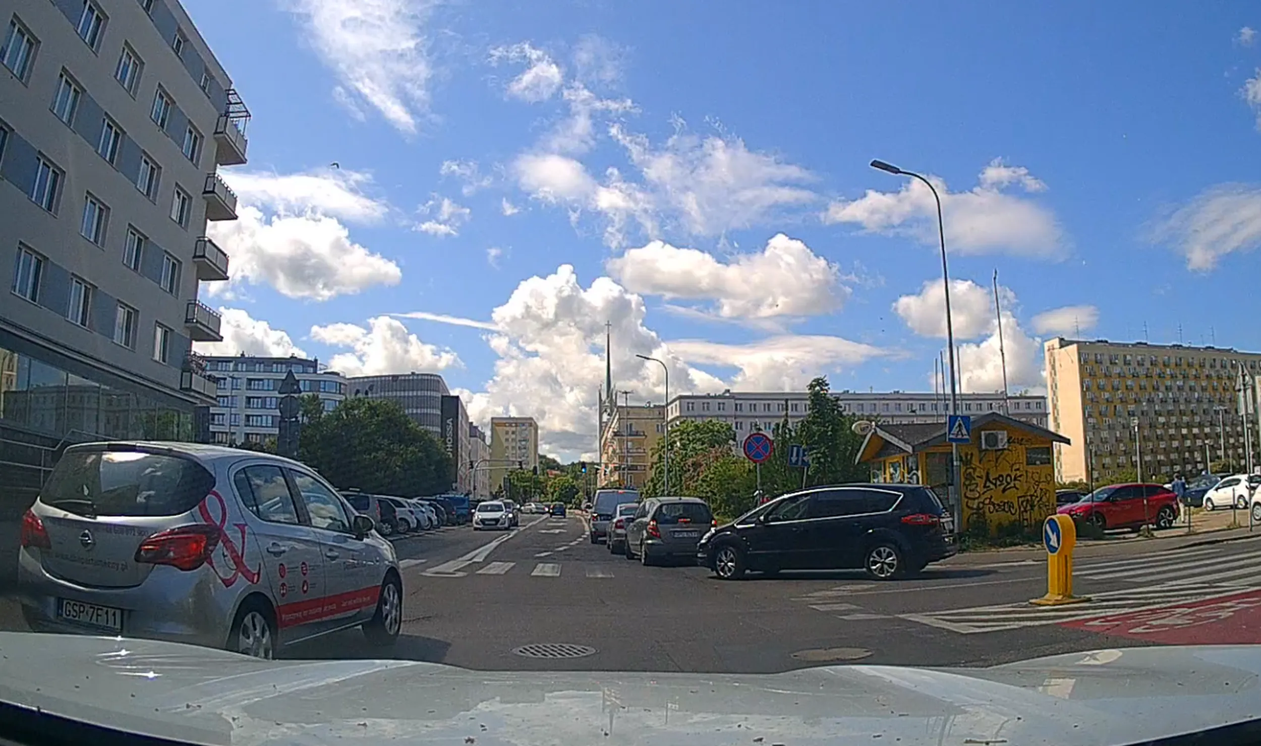 wyprzedza na ciaglej i pasach na skrzyzowaniu rownorzednym?