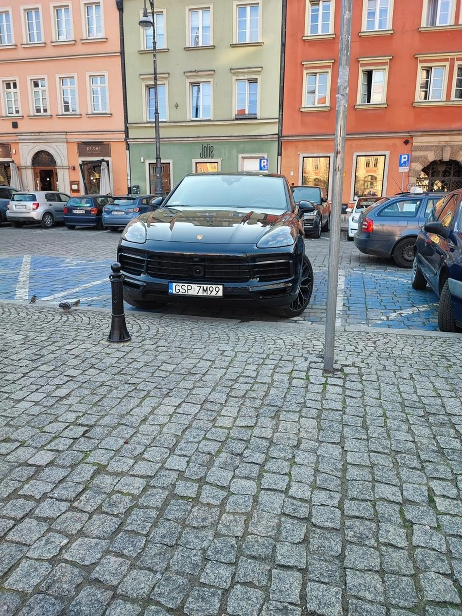 Państwo z Sopotu we Wrocławiu parkują na niebieskiej kopercie dla niepełnosprawnych. Odkąd to jazda na wysokich szpilkach oznacza niepełnosprawnosc?