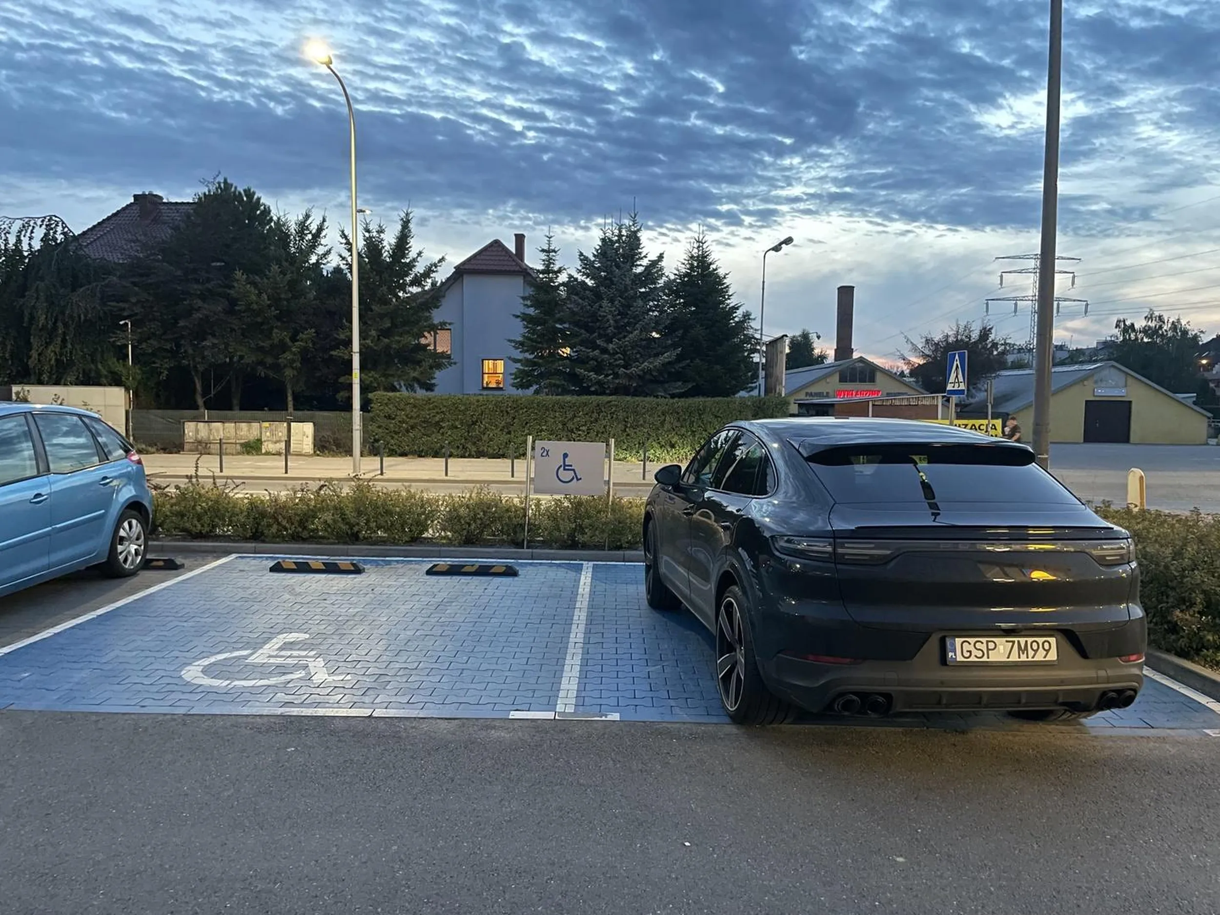 to samo na parkingu do lidla na ul. parafialnej też Wrocław dziś godz. 20:20. Pani z "Instagram" i placek za nią co się ślinił za jej dupą.