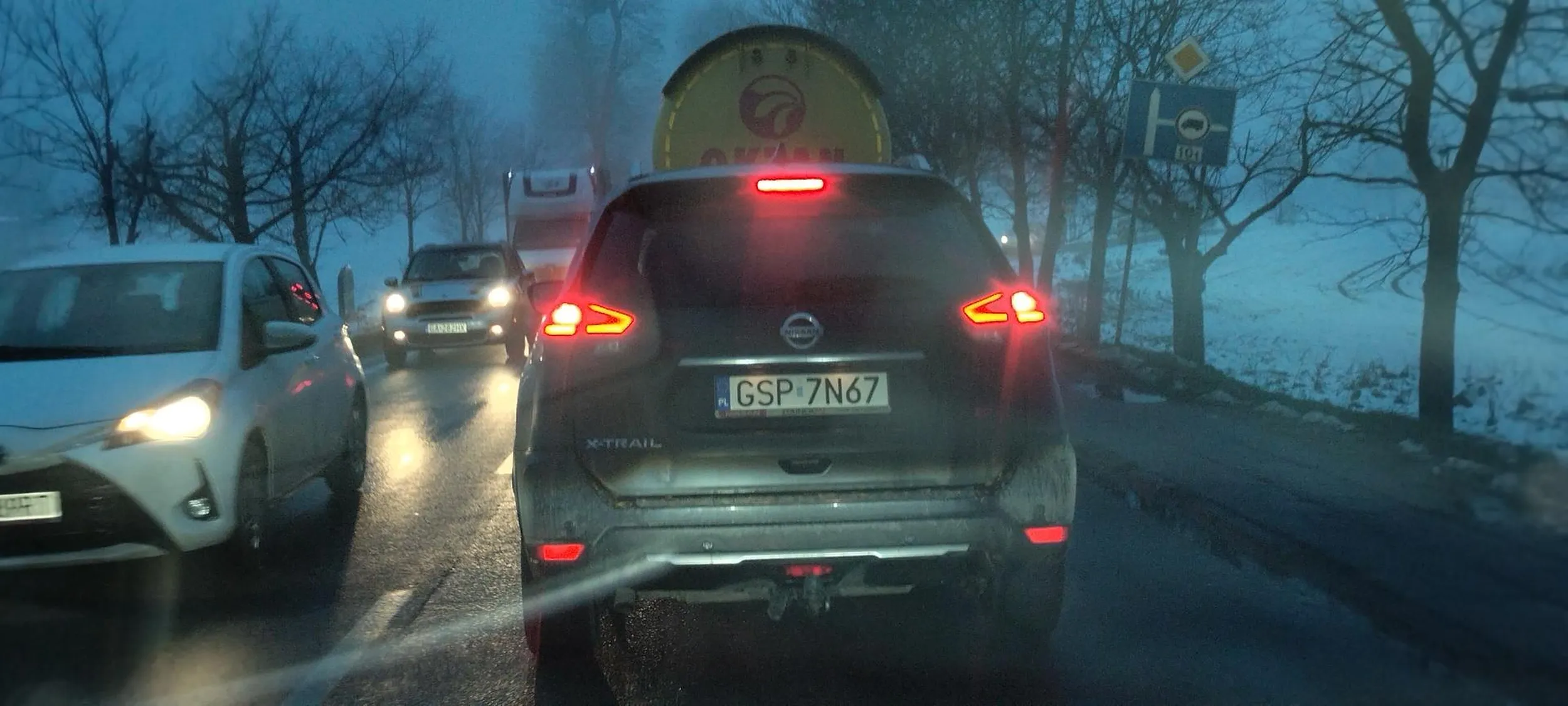 UWAGA PIRAT DROGOWY.NISSAN X-TRAIL WJECHALŁ DOSŁOWNIE KILKA CENTYMETRÓW PRZED MASKĄ WYMUSZAJĄC PIERSZEŃSTWO.ZWYKŁY HAM.