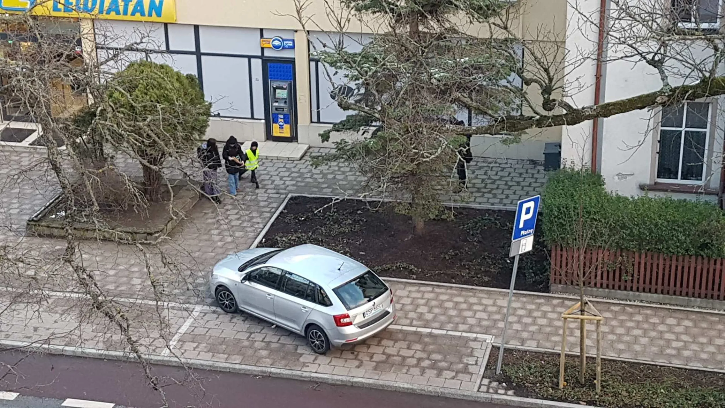 Naucz się parkować przygłupie.