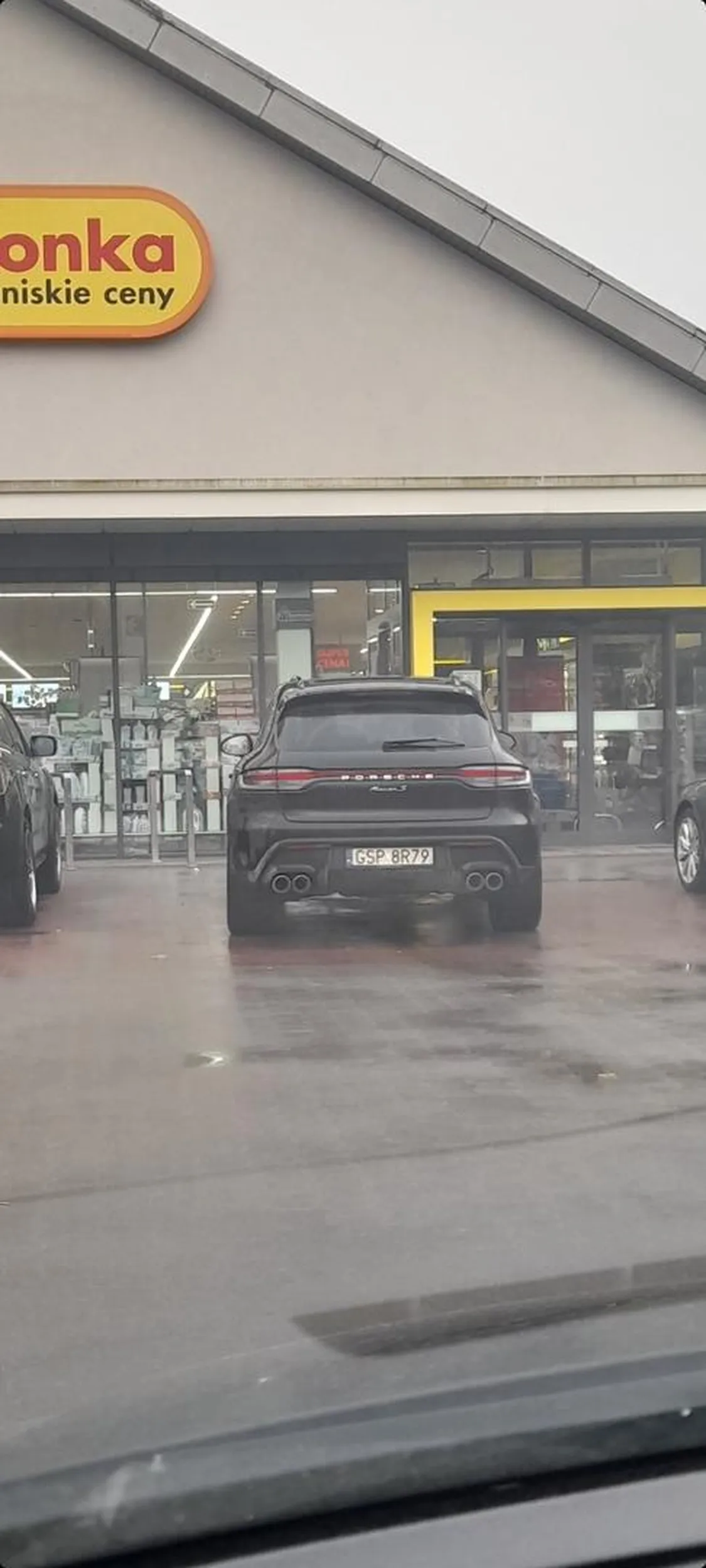 Ciężko zaparkować w liniach najlepiej zająć dwa miejsca blondynka za kółkiem nie ma się co dziwić