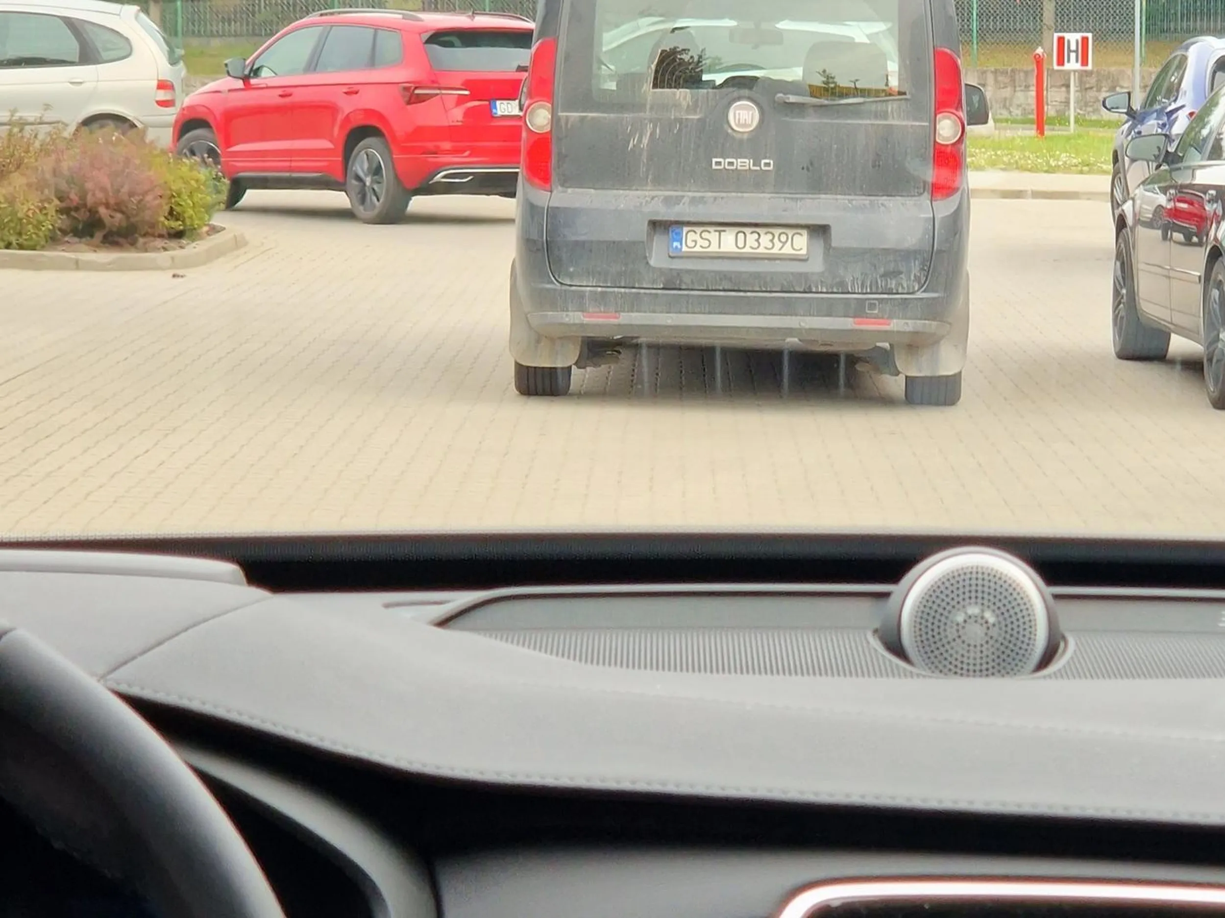 Zasady ruchu drogowego są temu kierowcy obce. Prawa wolna, ustąp pierwszeństwa czy droga z pierwszeństwem ewidentnie do powtórzenia.  Wymusił pierwszeństwo.