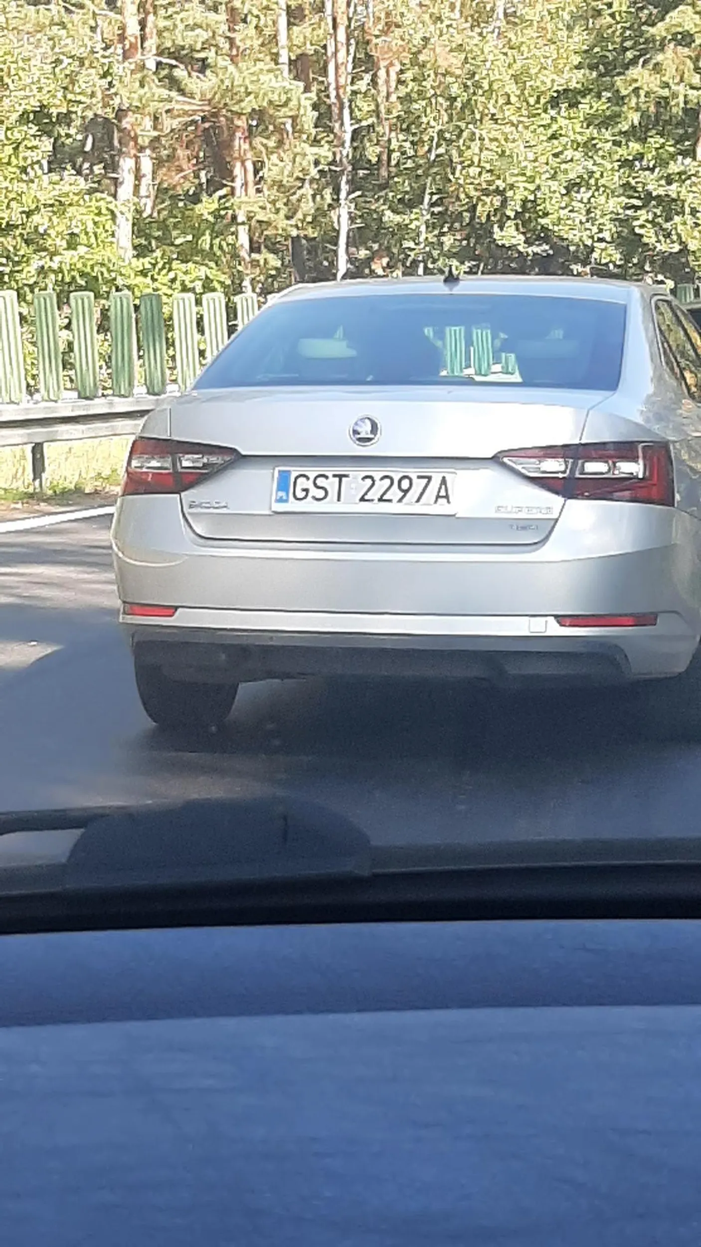 Kierowca który prowadzi ten samochód jest niebezpieczny na drodze i nieodpowiedzialny, dzisiaj przez brawurową jazdę chcąc uniknąć kolizji musiałem zjechać na pobocze przez co uszkodziłem felgę po to by pani mogła się wcisnąć bez kierunkowskazu omijając lewym poboczem Cały korek w którym nie tylko ona stała ale jeszcze kilkuset innych użytkowników. Kierowcą była prawdopodobnie kobieta nie wiem bo nie widziałem twarzy A jedynie frędzlowate włosy