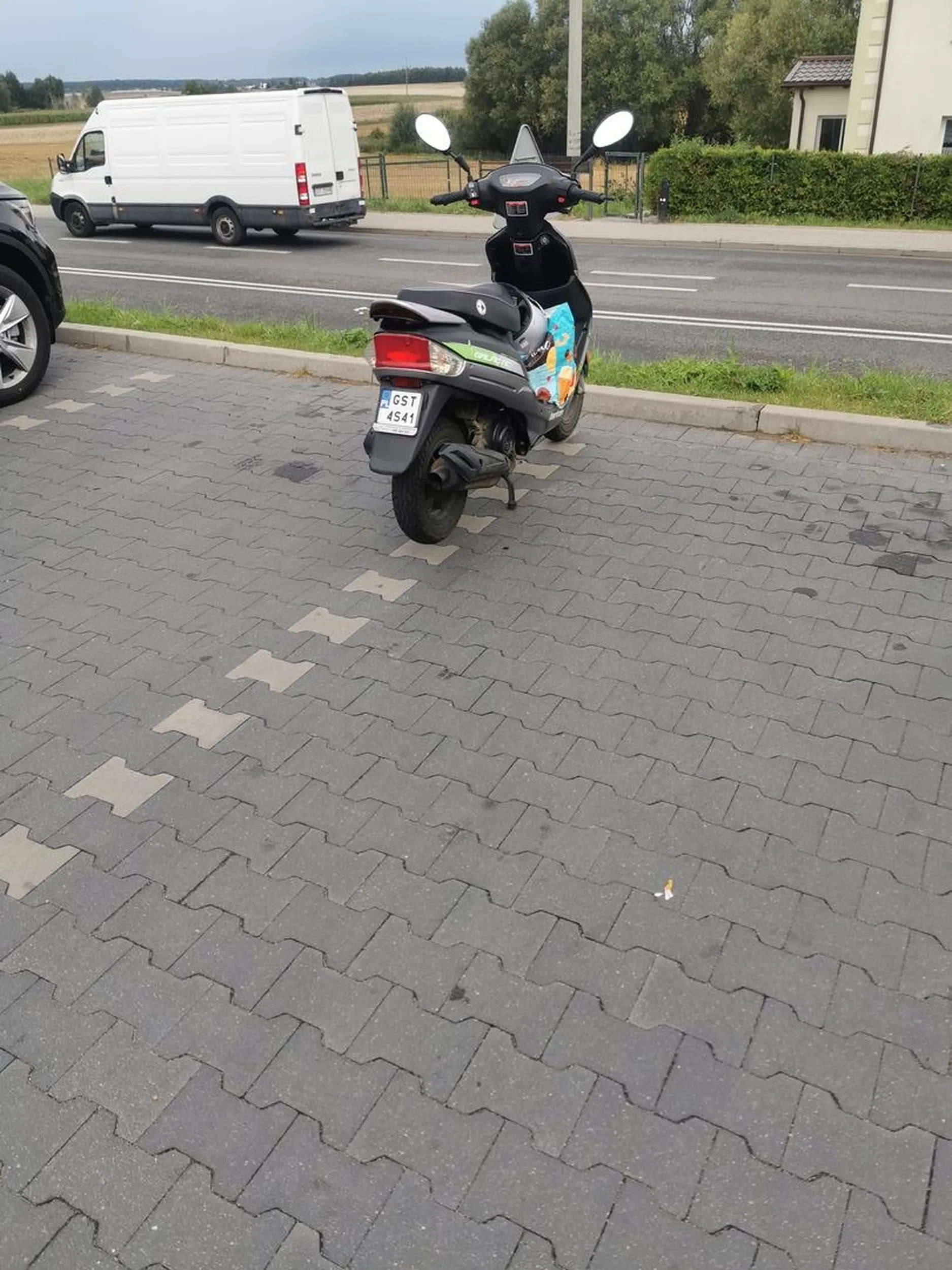 Brawa dla tego pana za zajęcie dwóch miejsc skuterem ?? Nie zmieścił się biedny między linie.