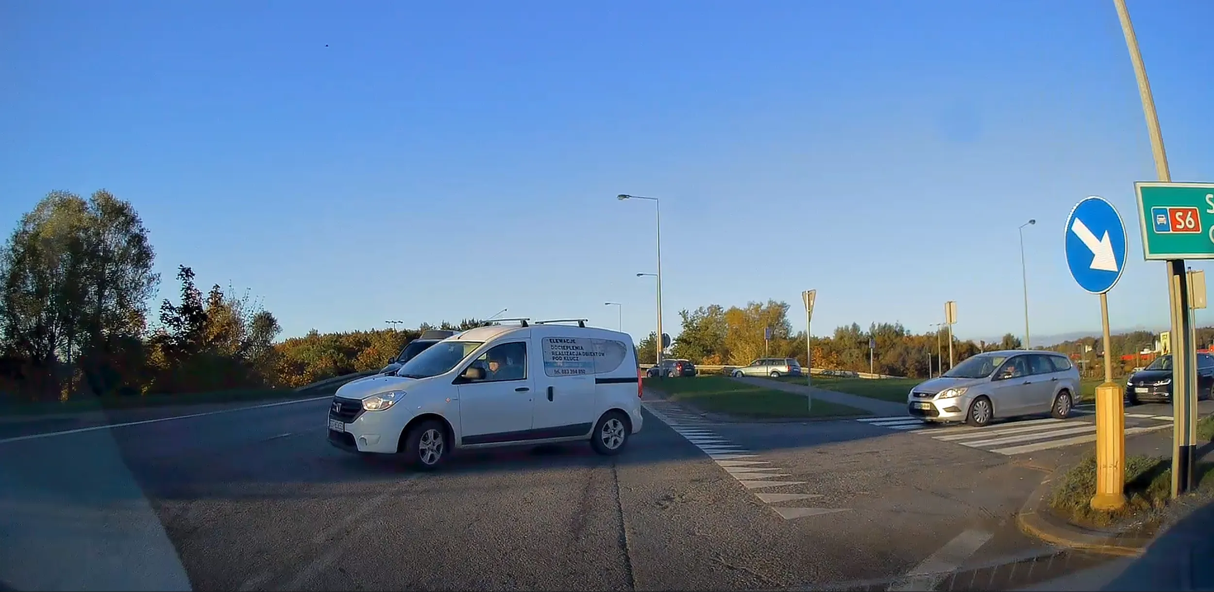 Kierowca wymusza pierwszeństwo na skrzyżowaniu