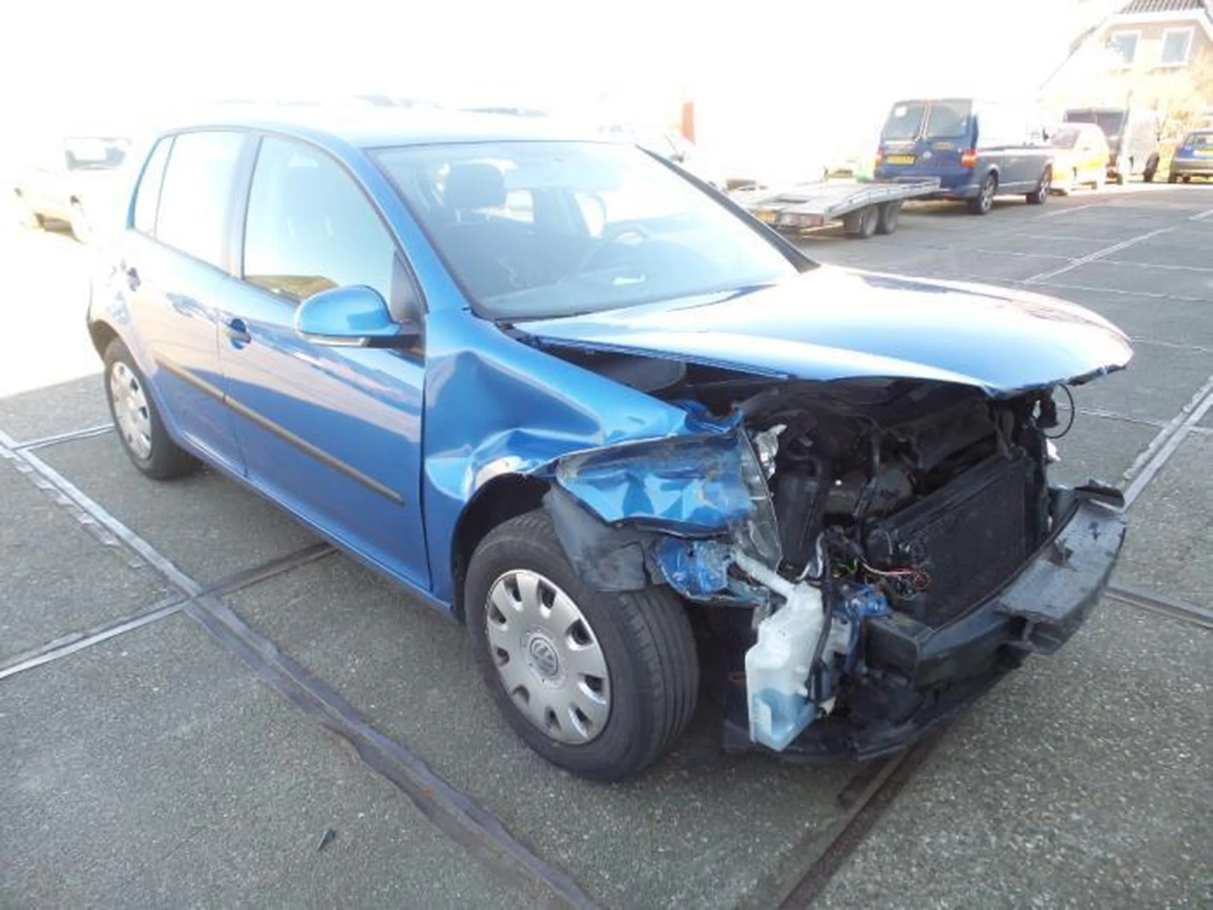 Kierowca nieumie jezdzic zobaczcie jak wyglada jego samochod po spotkaniu z moim fordem nie pozdrawiam wjechal na moj pas usuwam go ze szkoly pozdrawiam. T-BURRR ELOOOO