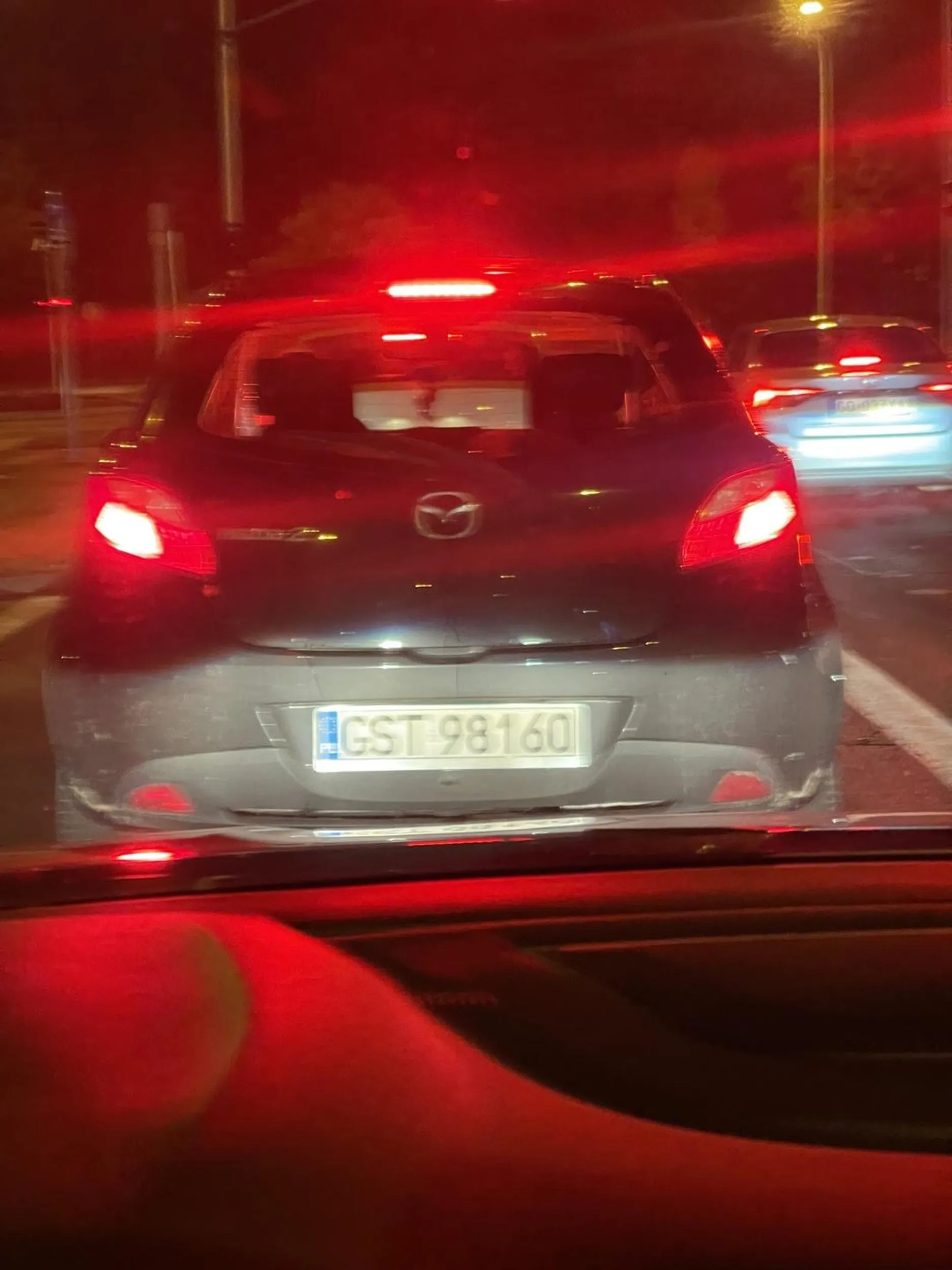 Nie potrafi się tym małym gównem utrzymać w pasie nie widzi ze przejeżdża przez czerwone a jak widzi prostą drogę to uwalnia całe 80 koni. Prawo jazdy powinno być dożywotnio zabrane