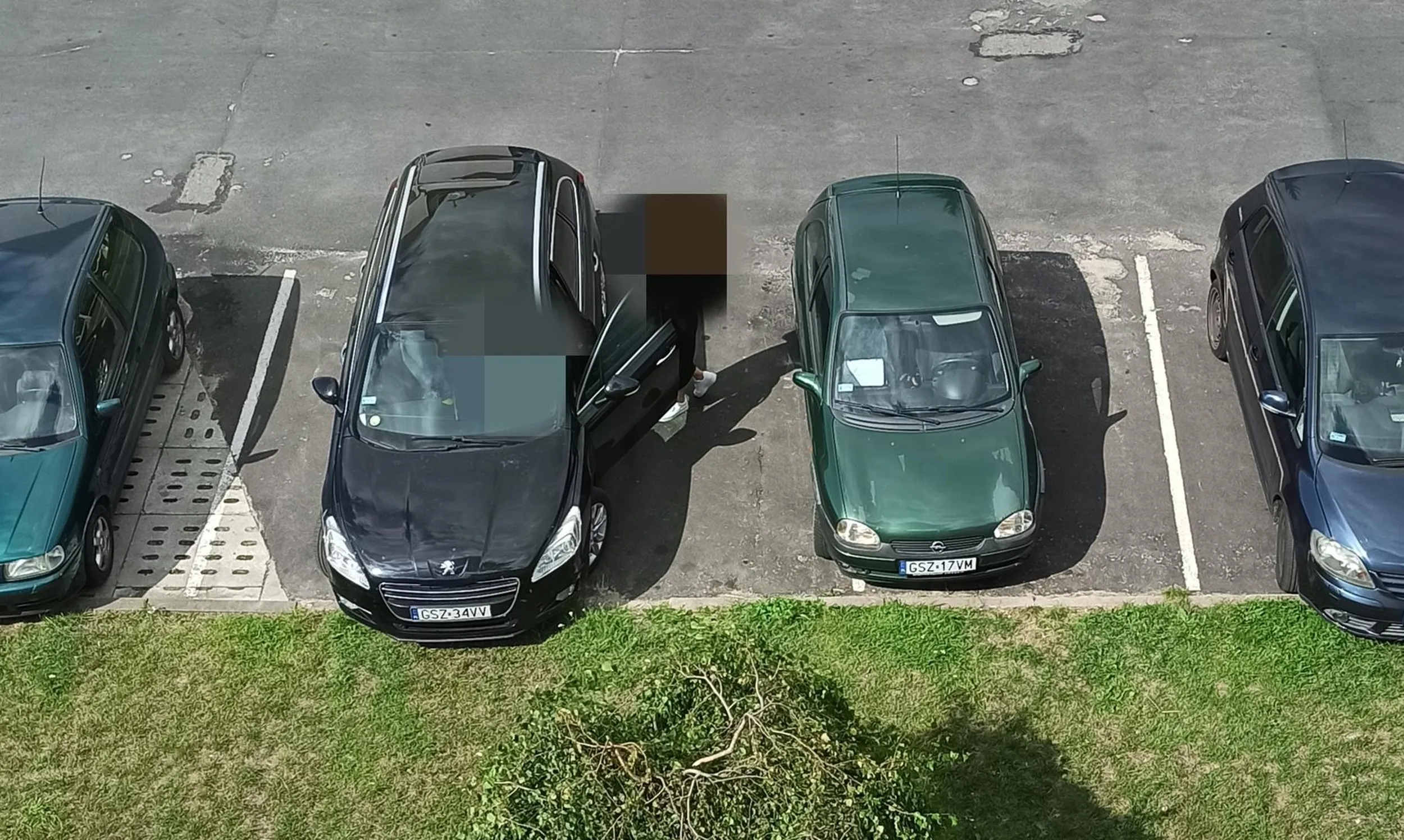 Naucz się parkować blondyna. A nie zajmujesz 2 miejsca parkingowe