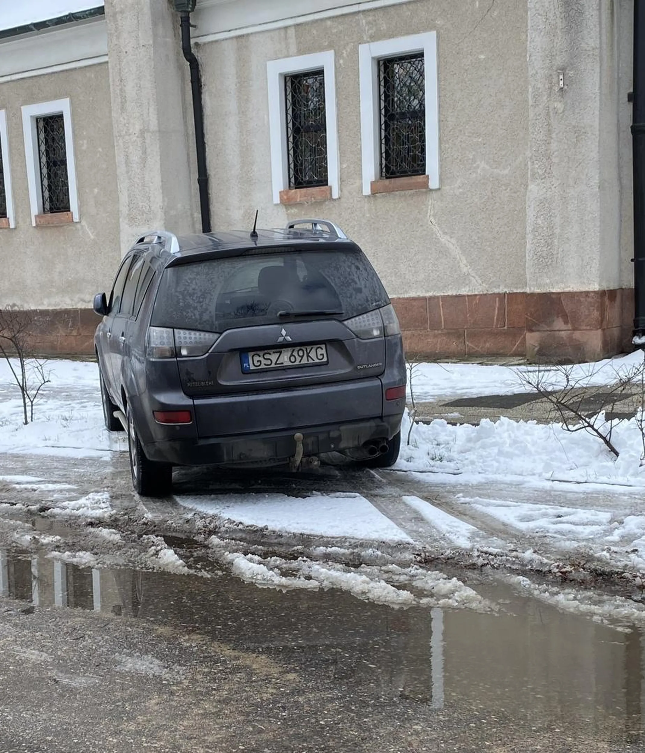 Są miejsca do parkowania równoległego, a baran musi na ukos byle by trawnik zniszczyć