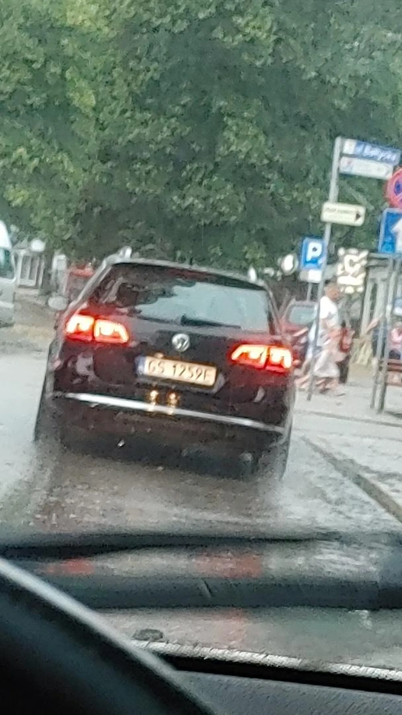 Agresywny typ. Niech jeździć się nauczy a nie passata kupił i myśli, że jest królem szos