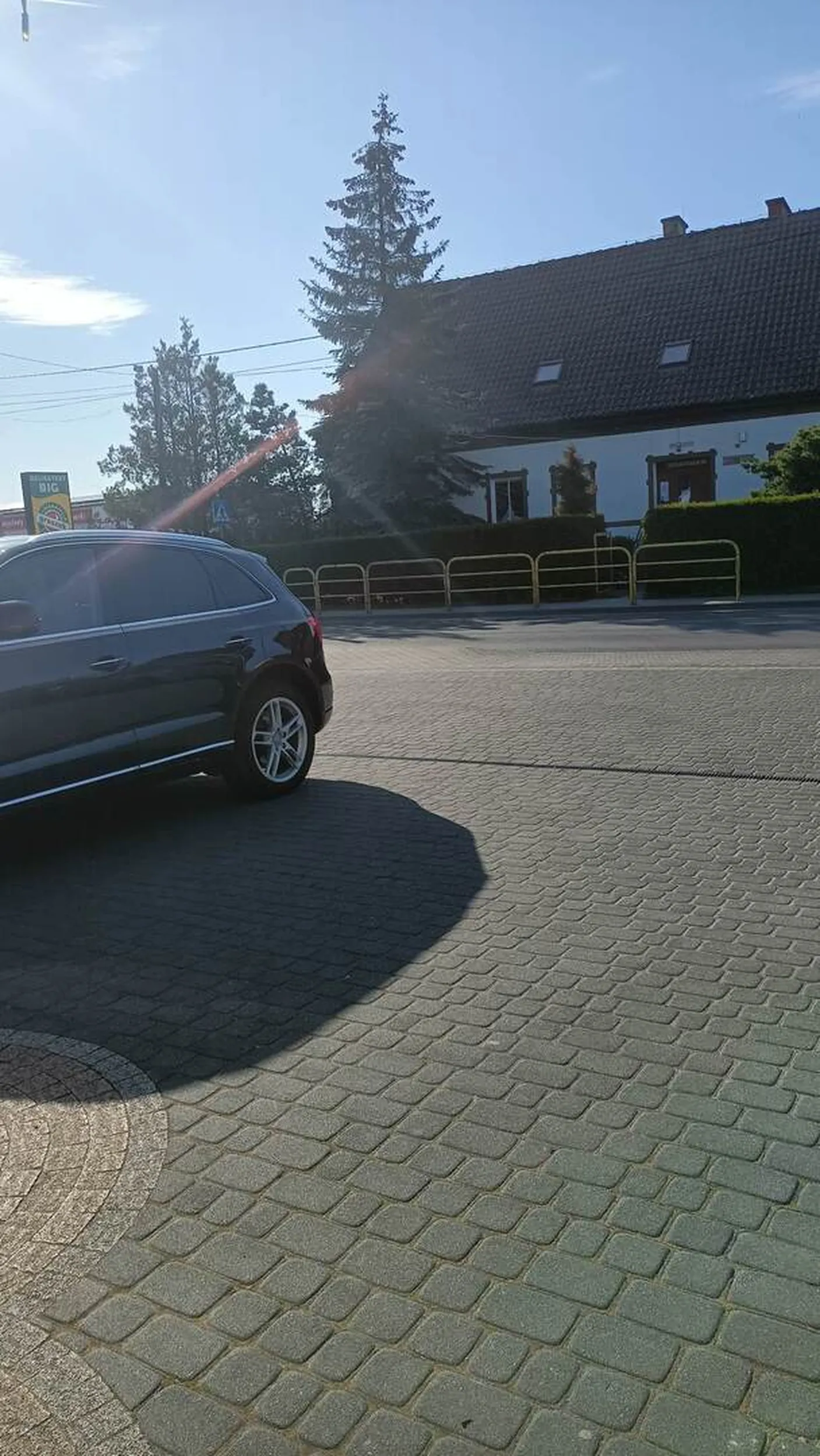 Przyjechał/a odszedł/odeszła i zostawił/a auto zaparkowane przed drzwiami sklepu