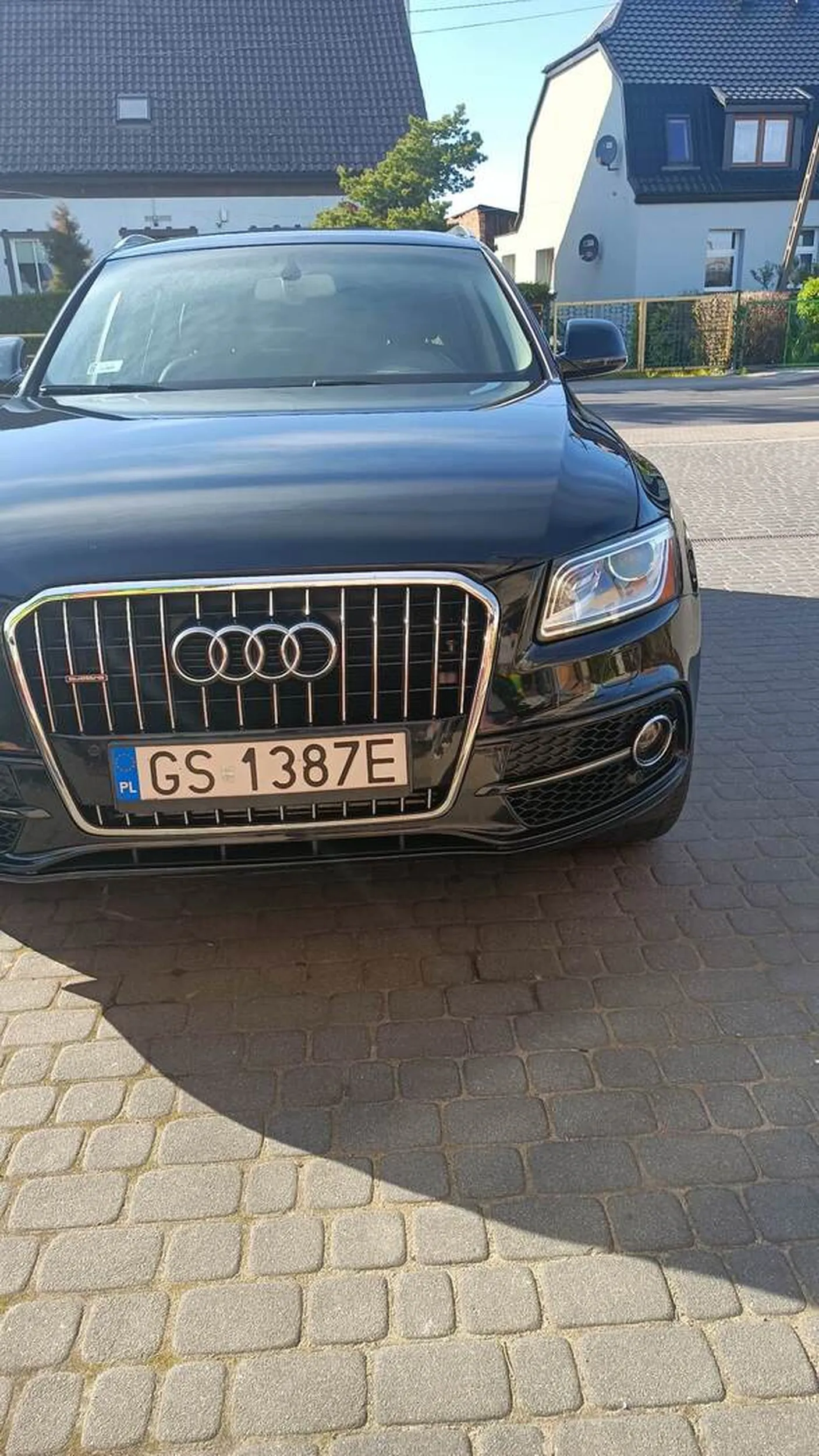 Przyjechał/a odszedł/odeszła i zostawił/a auto zaparkowane przed drzwiami sklepu