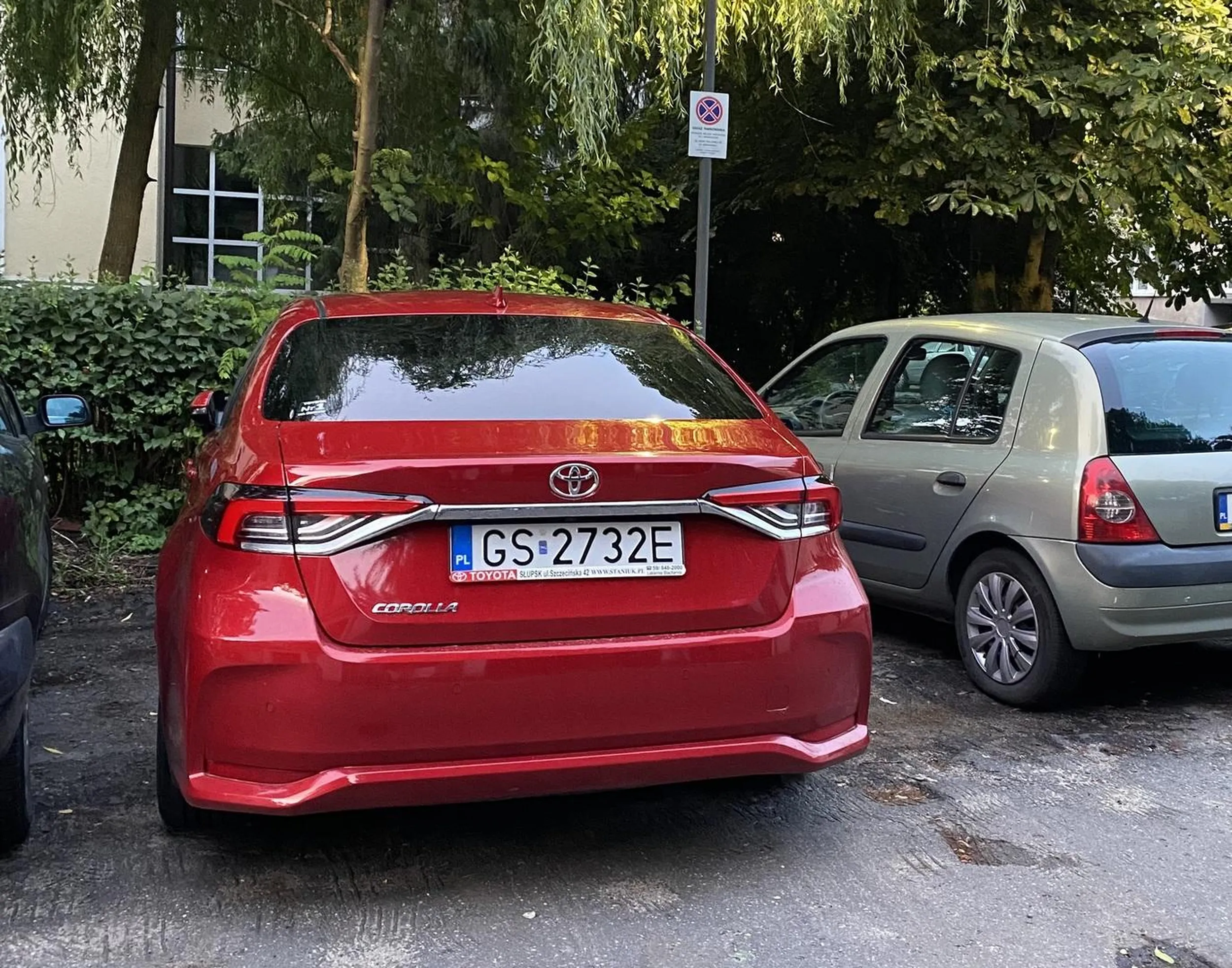 Wpieprza się gdzie nie jego miejsce. Blokuje prywatne miejsca parkingowe. Pewnie wpycha się tez do nie swoich łóżek