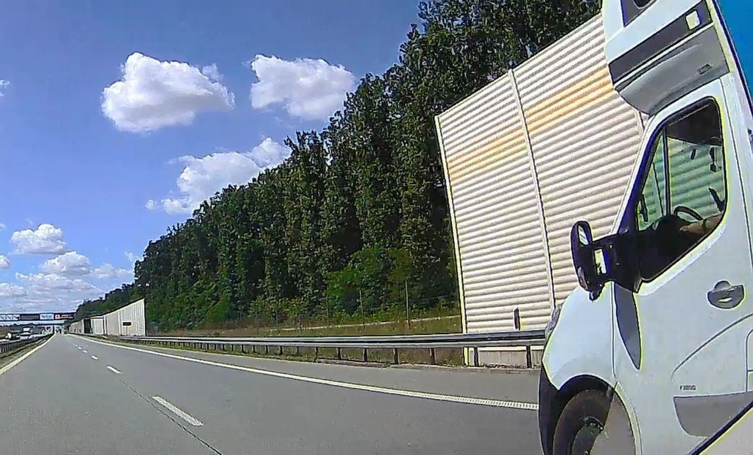 Po co prowadzić, skoro można wisieć na telefoniku.