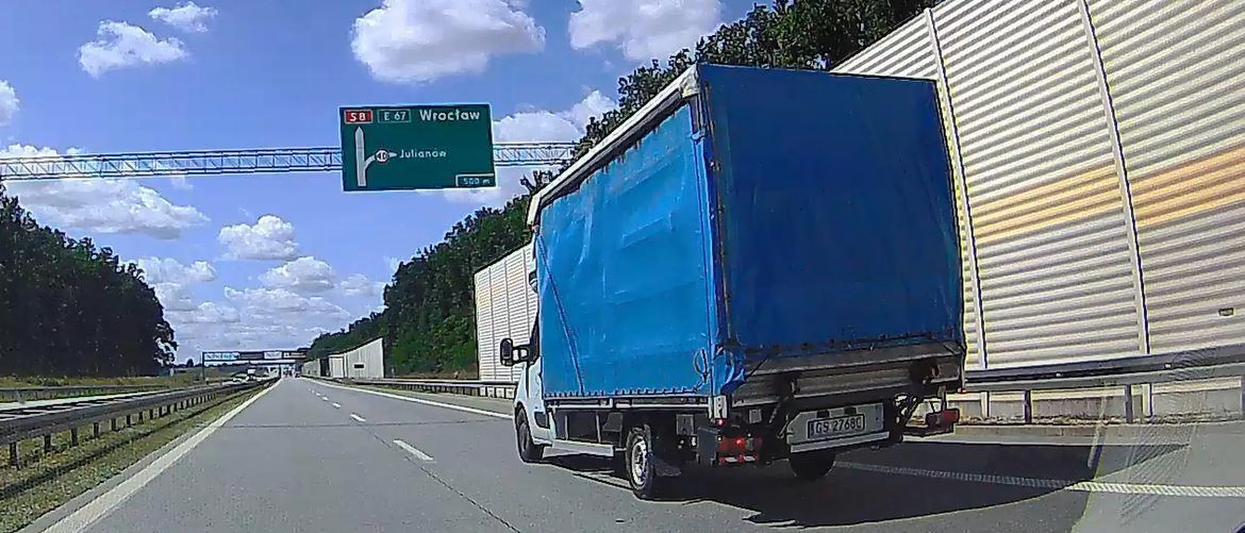 Po co prowadzić, skoro można wisieć na telefoniku.