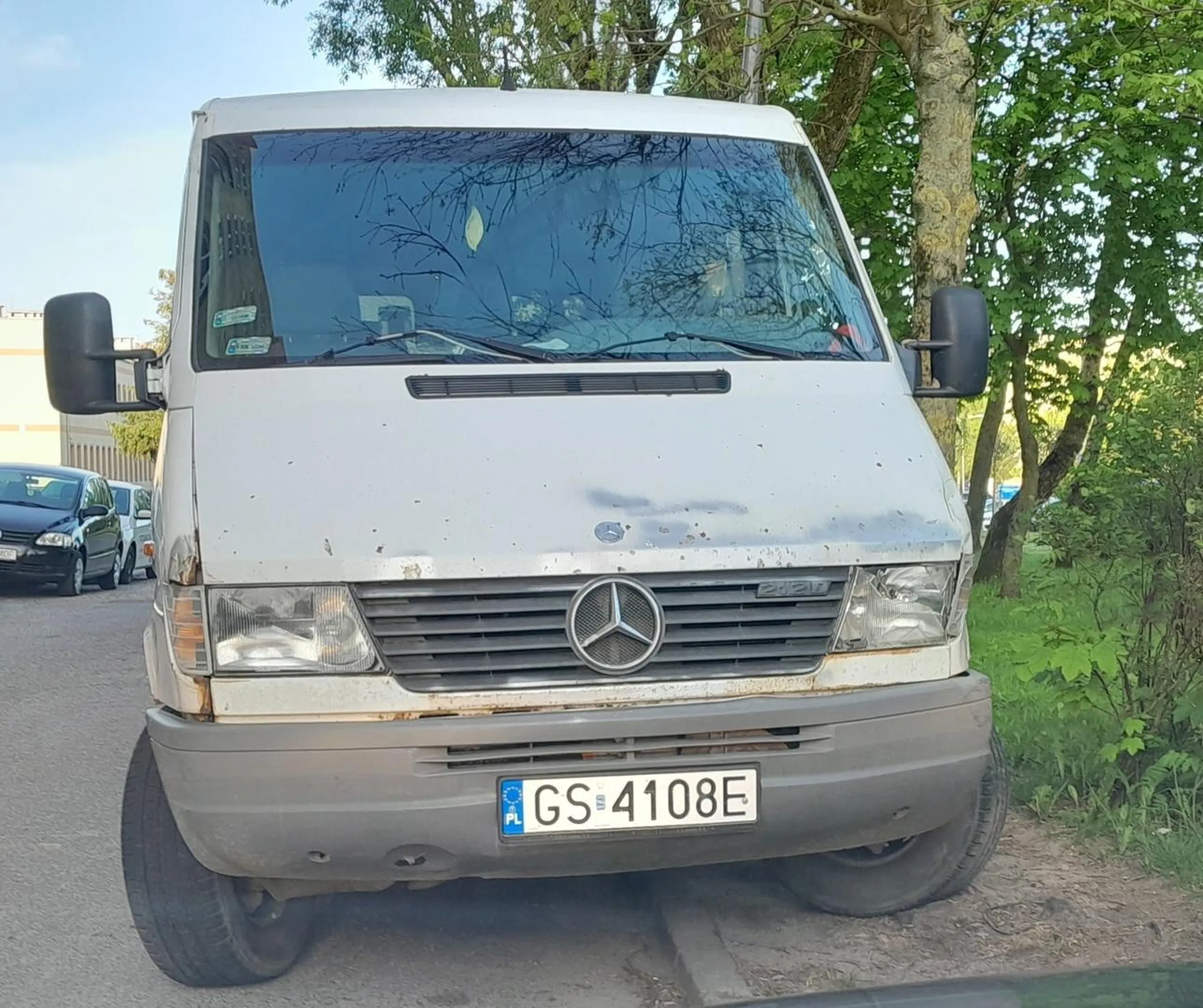 Zabieraj tego złoma spod bloku. Koła się rozjechały, ale to nie powód żeby ten złom od dwóch miesięcy blokował miejsce parkingowe.