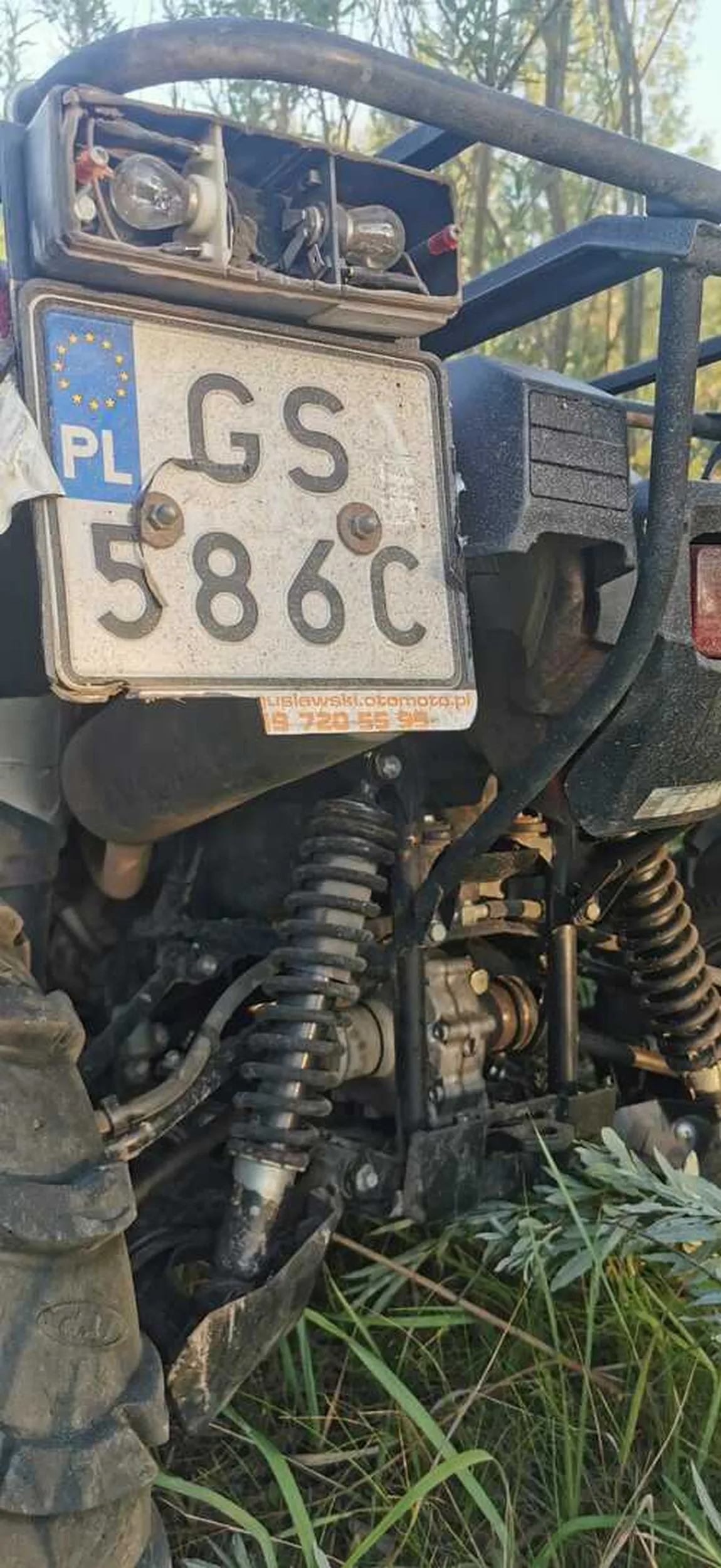 Quad Yamaha. Zakleja tablice taśmą aby nie dało się go zidentyfikować i od lat dewastuje rezerwat przyrody.