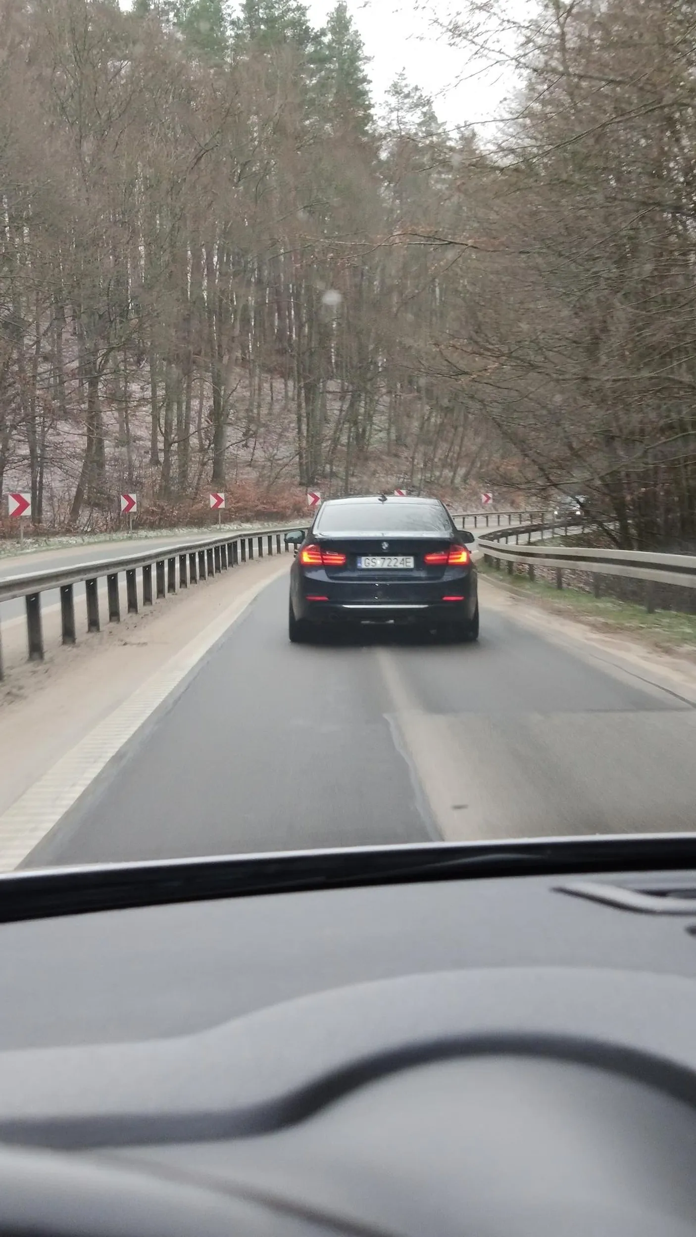 Blondynka w BMW, niestety stereotyp w tym przypadku w pełni zasłużony, wyprzedza na trzeciego niemal doprowadzając do tragedii w dodatku trąbi na prawidłowo poruszających się.